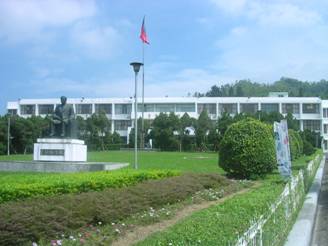 省府樓前