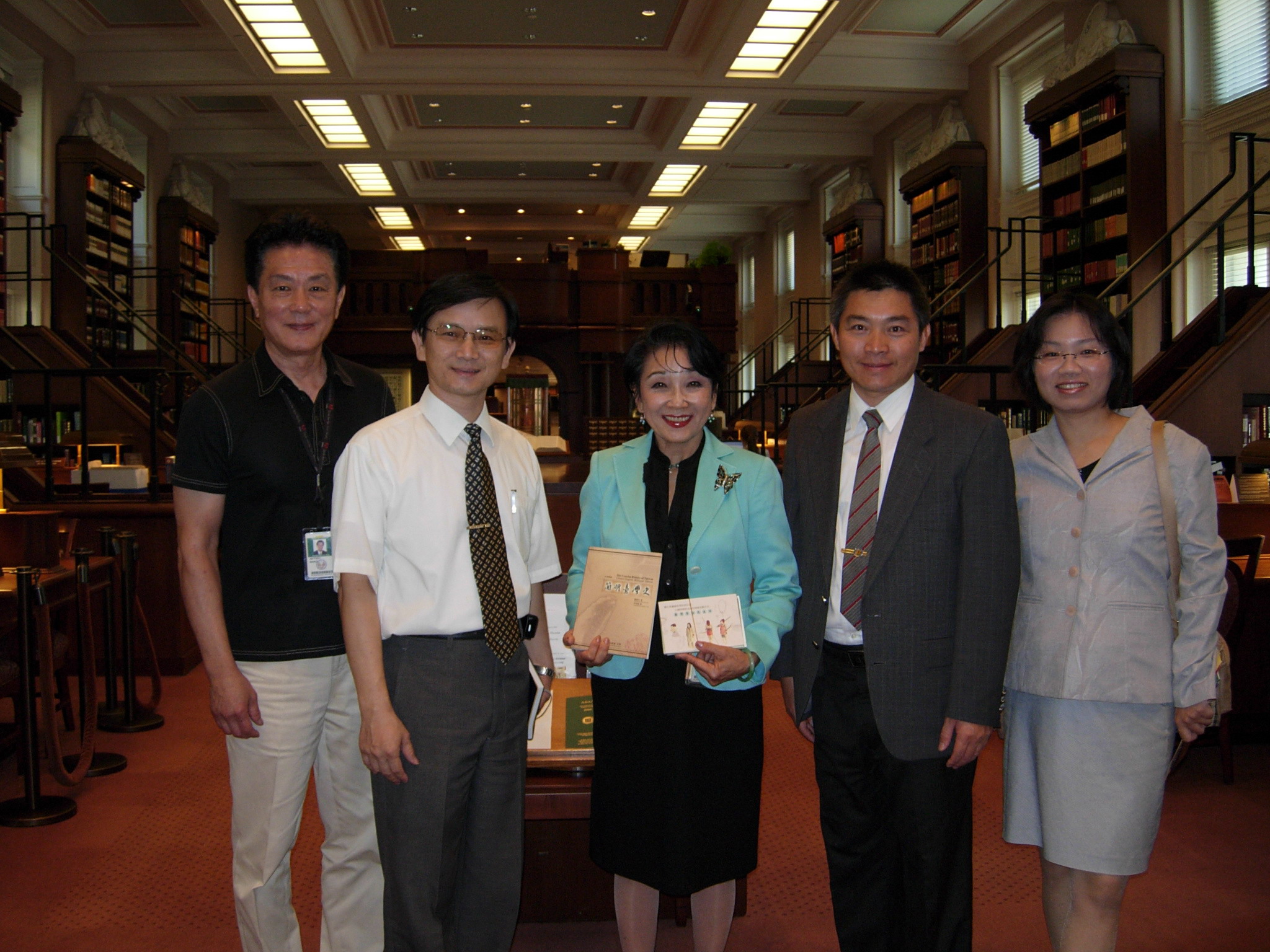 美國國會圖書館亞洲部主任親切迎接我們到訪