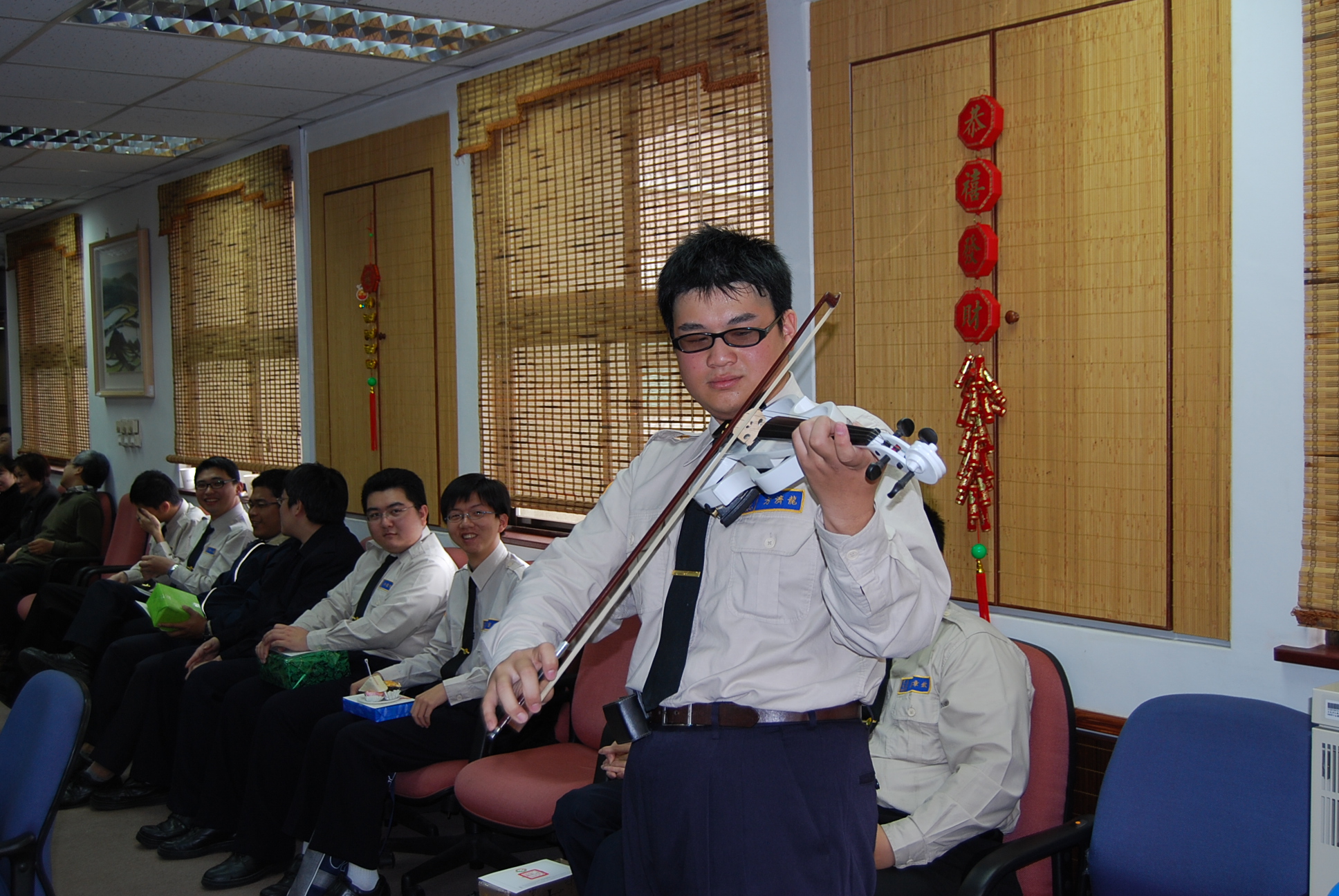 役男方濟龍精湛的小提琴演奏