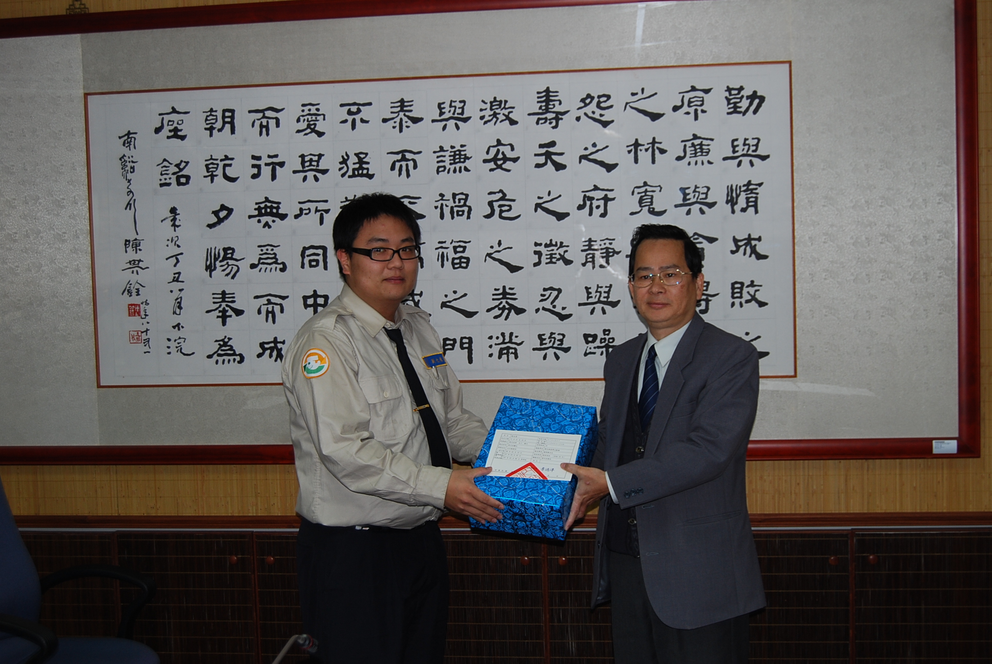 由館長親自頒發紀念品及退役證明書