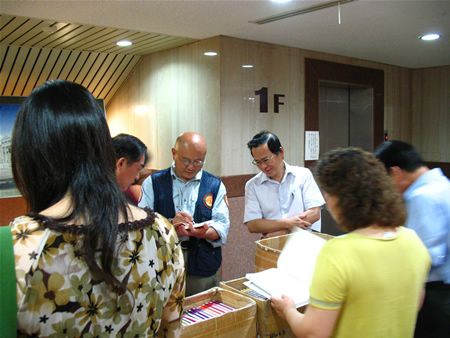 劉老師為學員簽書