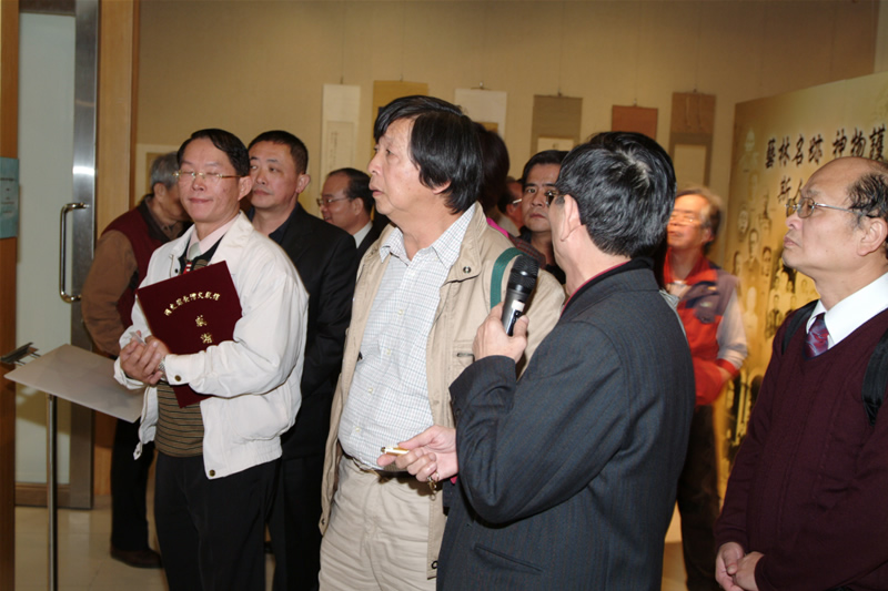 賴俊雄老師為嘉賓導覽解說