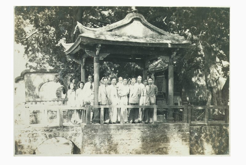 林熊祥（右三）在林家花園接待賓客