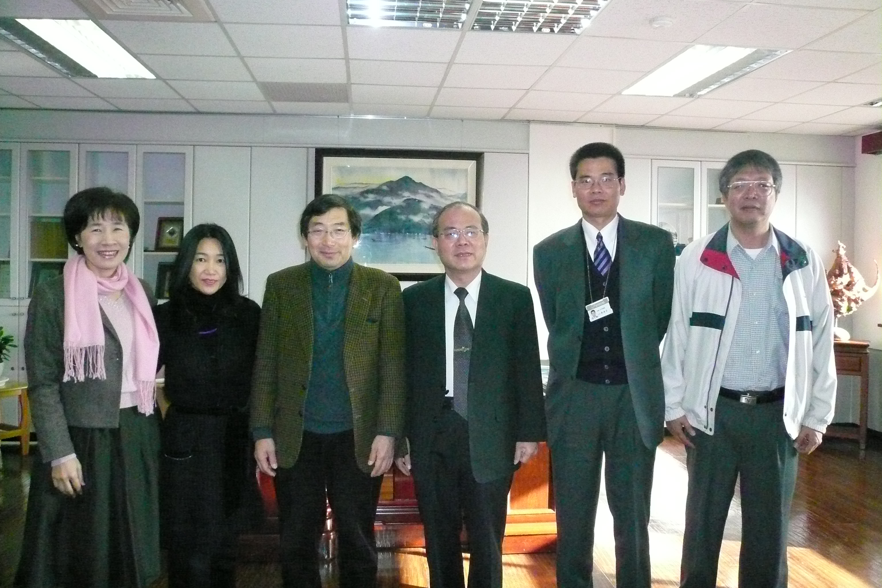 圖二林金田館長接見日本名古屋中京大學人員（左二為檜山幸夫教授、左三為特任研究員東山京子小姐、左四為本館林館長金田）