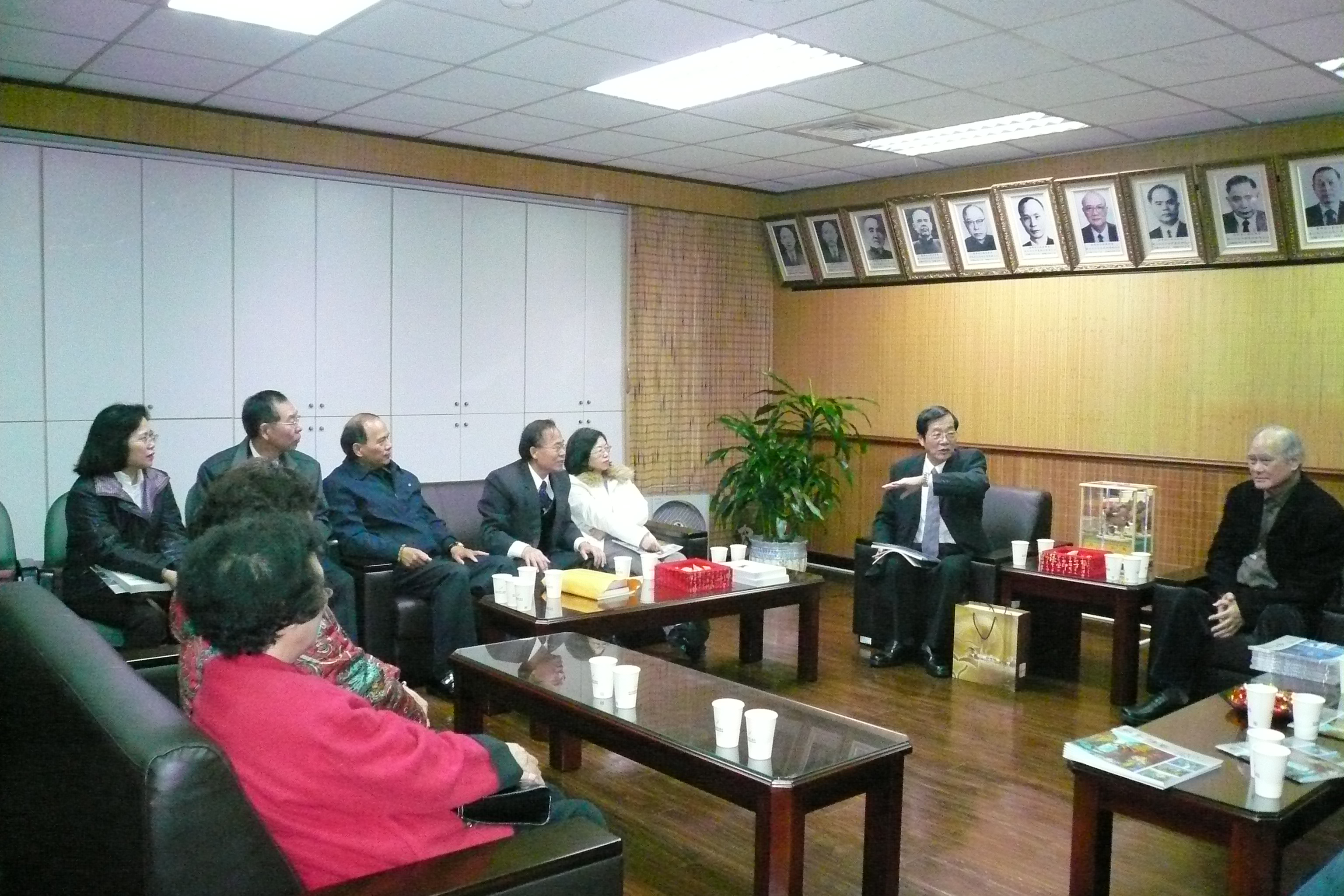 圖2　教育部黃前部長榮村伉儷蒞館參觀，林館長金田親自接待（二）