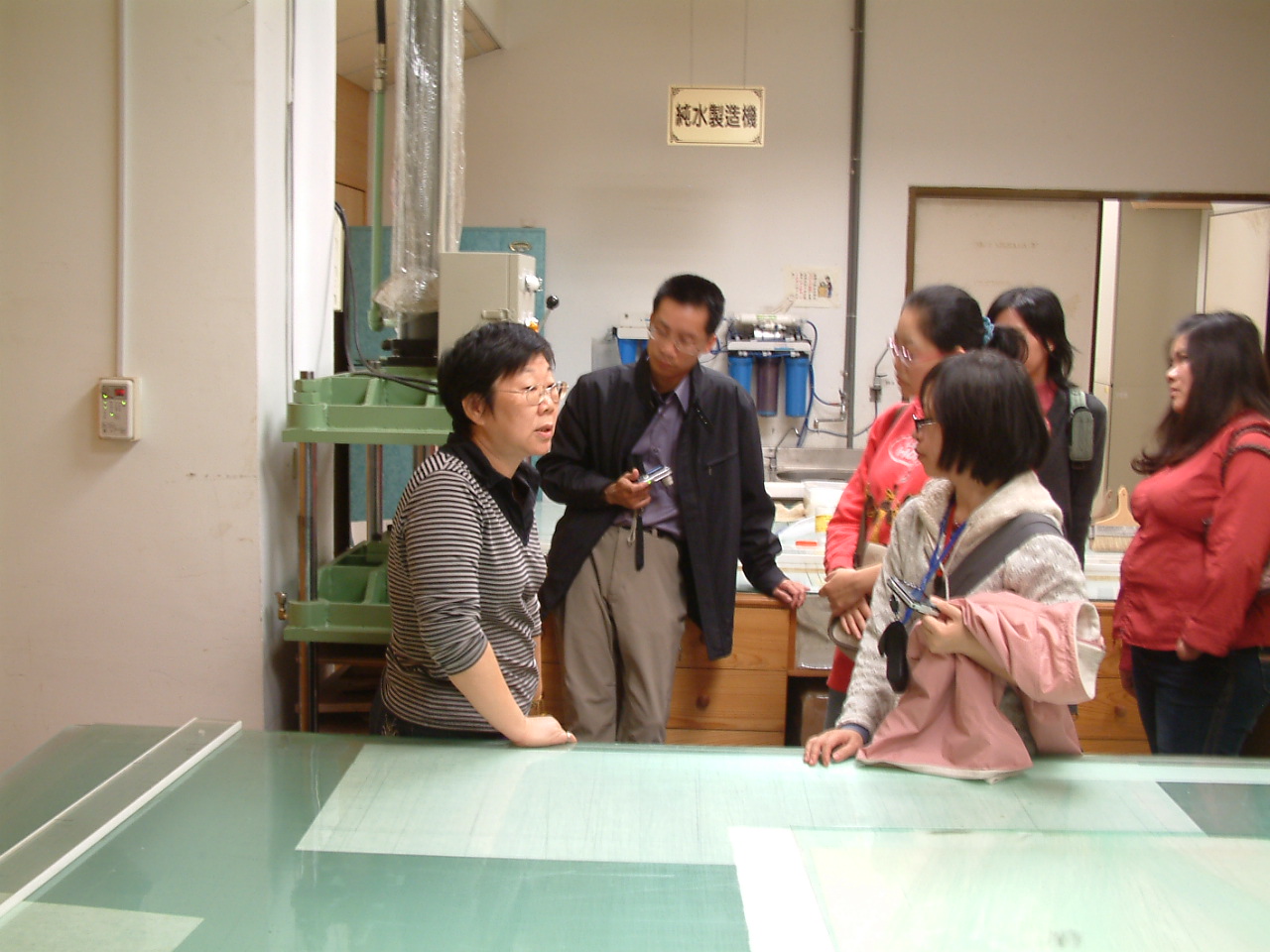 圖3:參訪學員參觀本館檔案裱褙室