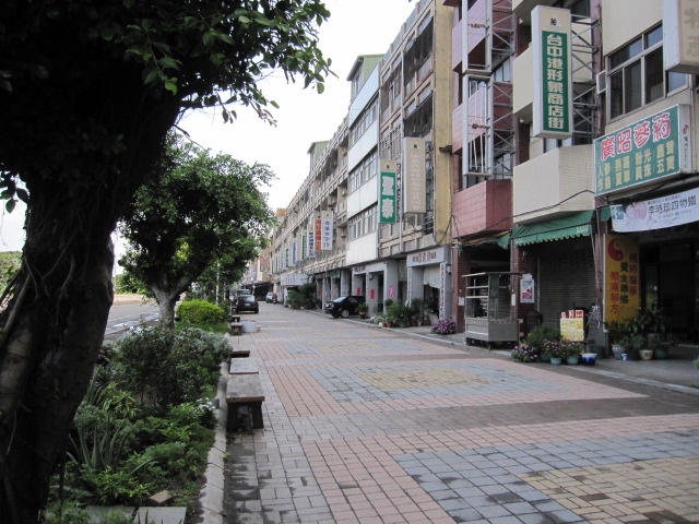 圖6：位於臨港路的梧棲鎮舶來品街街景，雖招牌排列整齊但有些商家已不營業