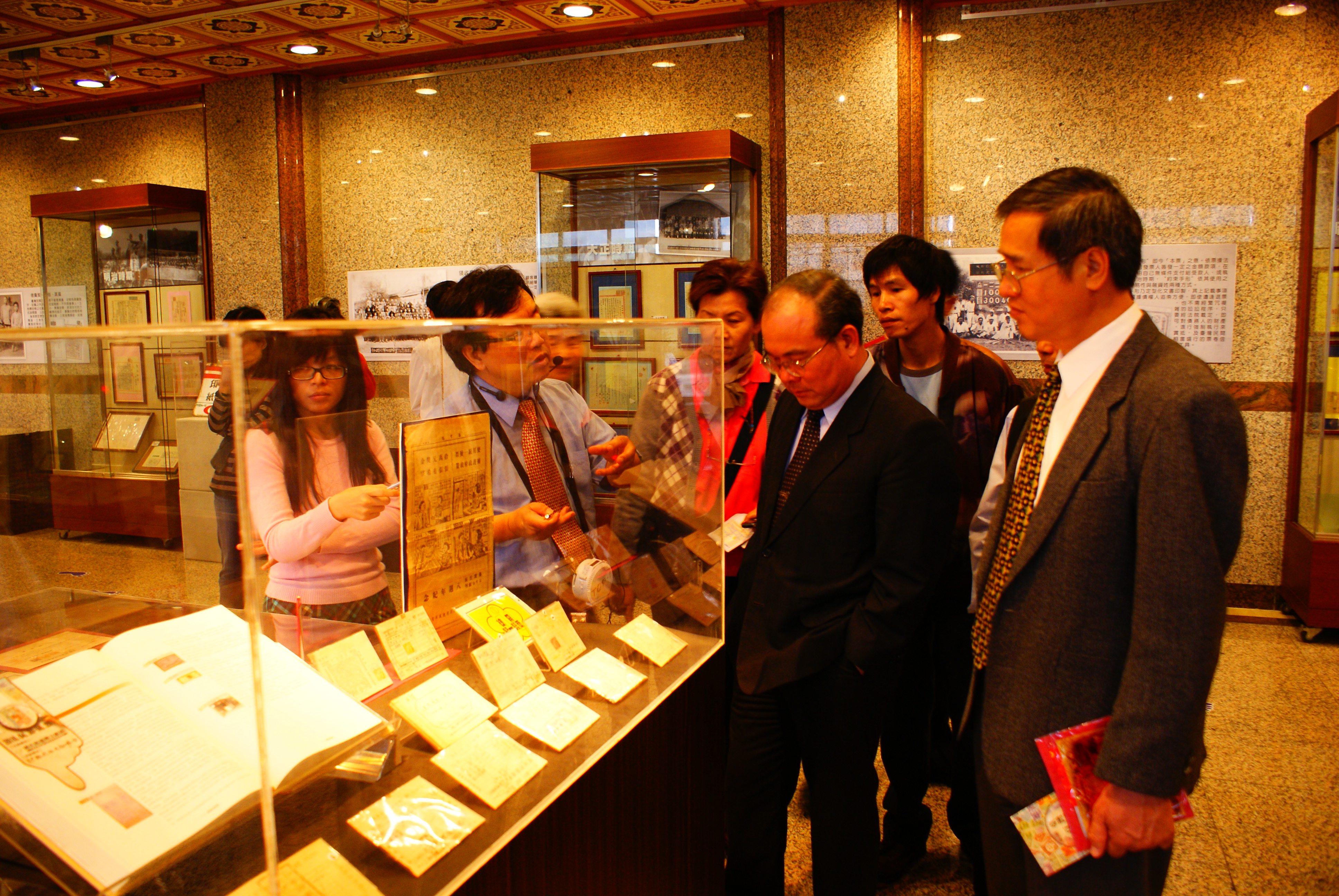 「臺灣印象-百年印記」特展　林館長引導貴賓參觀展場