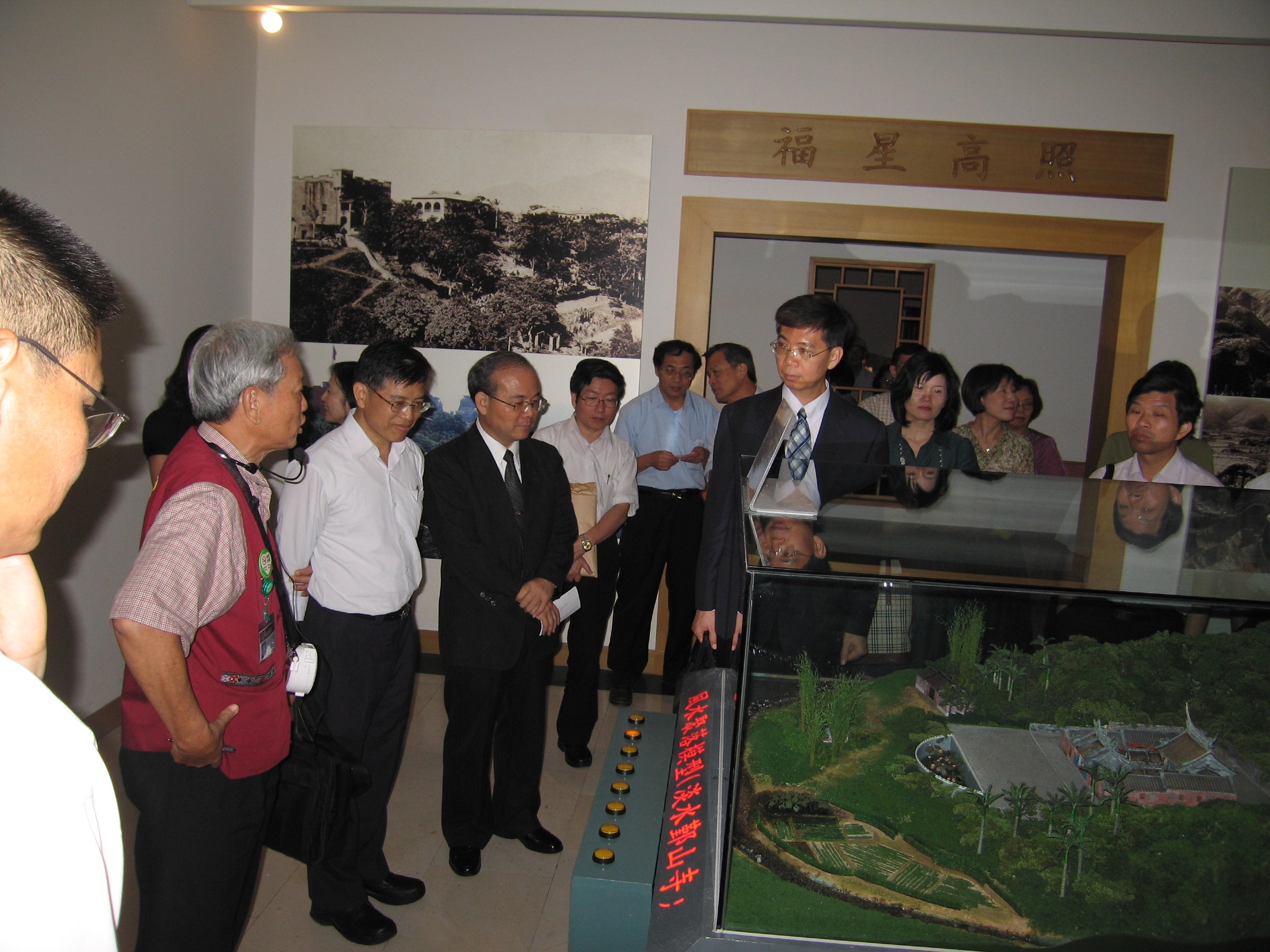 本館志工隊陳秘書義助親切地為參訪來賓導覽本館展示文物
