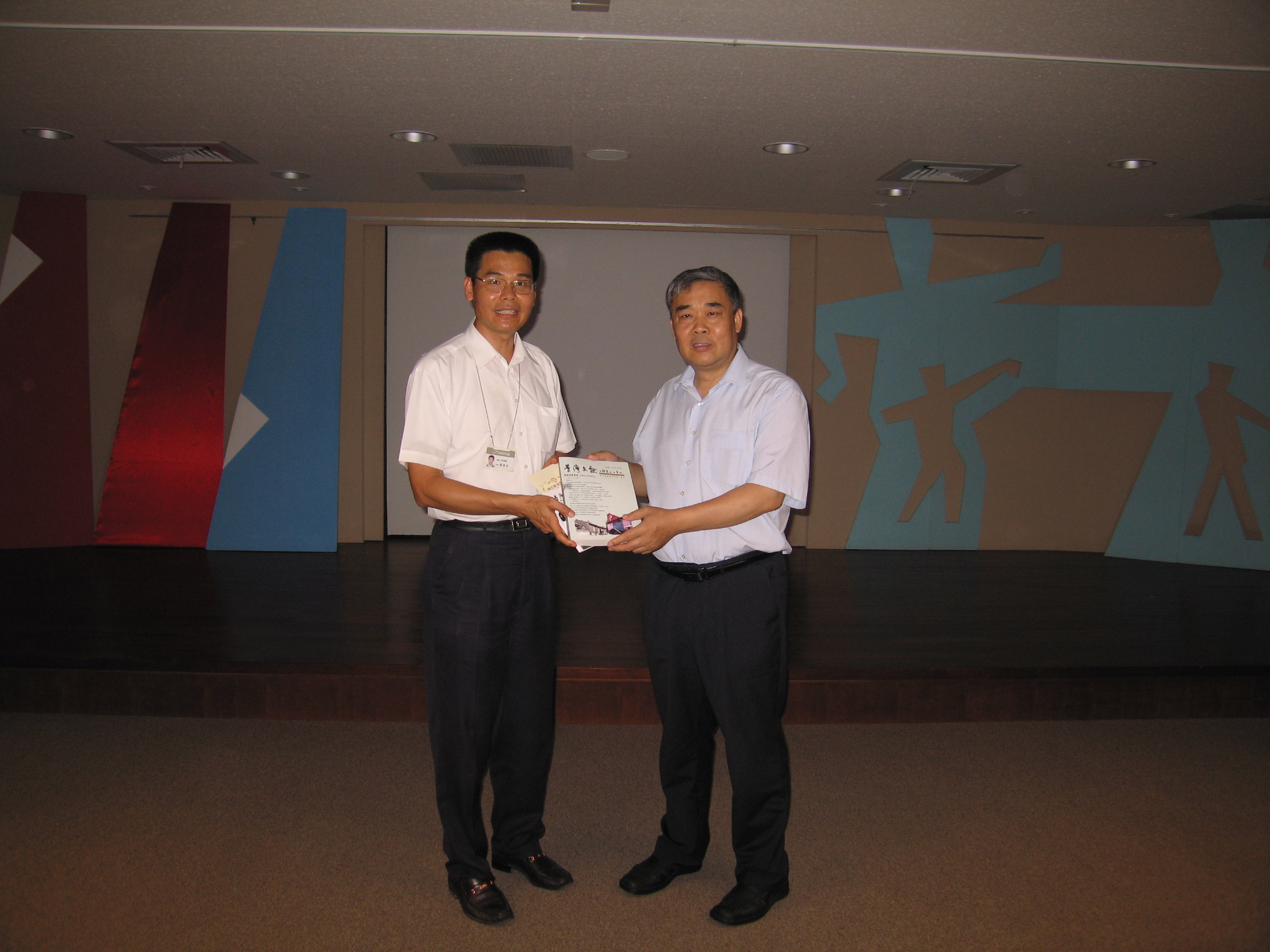 本館劉主任秘書澤民(左)贈送北京市公園綠地協會李副會長鐡成(右)本館出版品