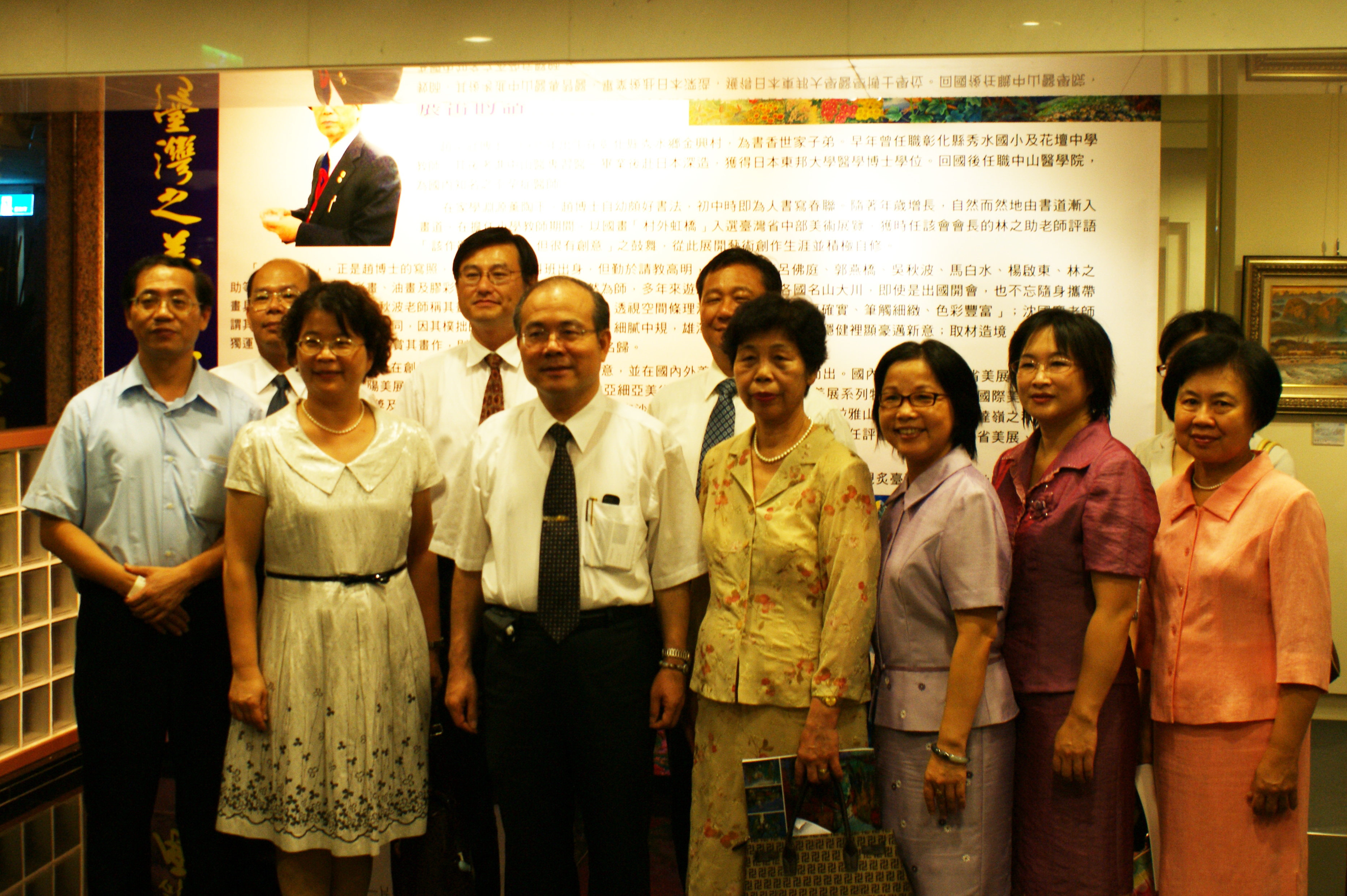 本館林館長金田（前排左3）與臺灣創價學會陳副理事長碧美（前排右4）暨會員合照