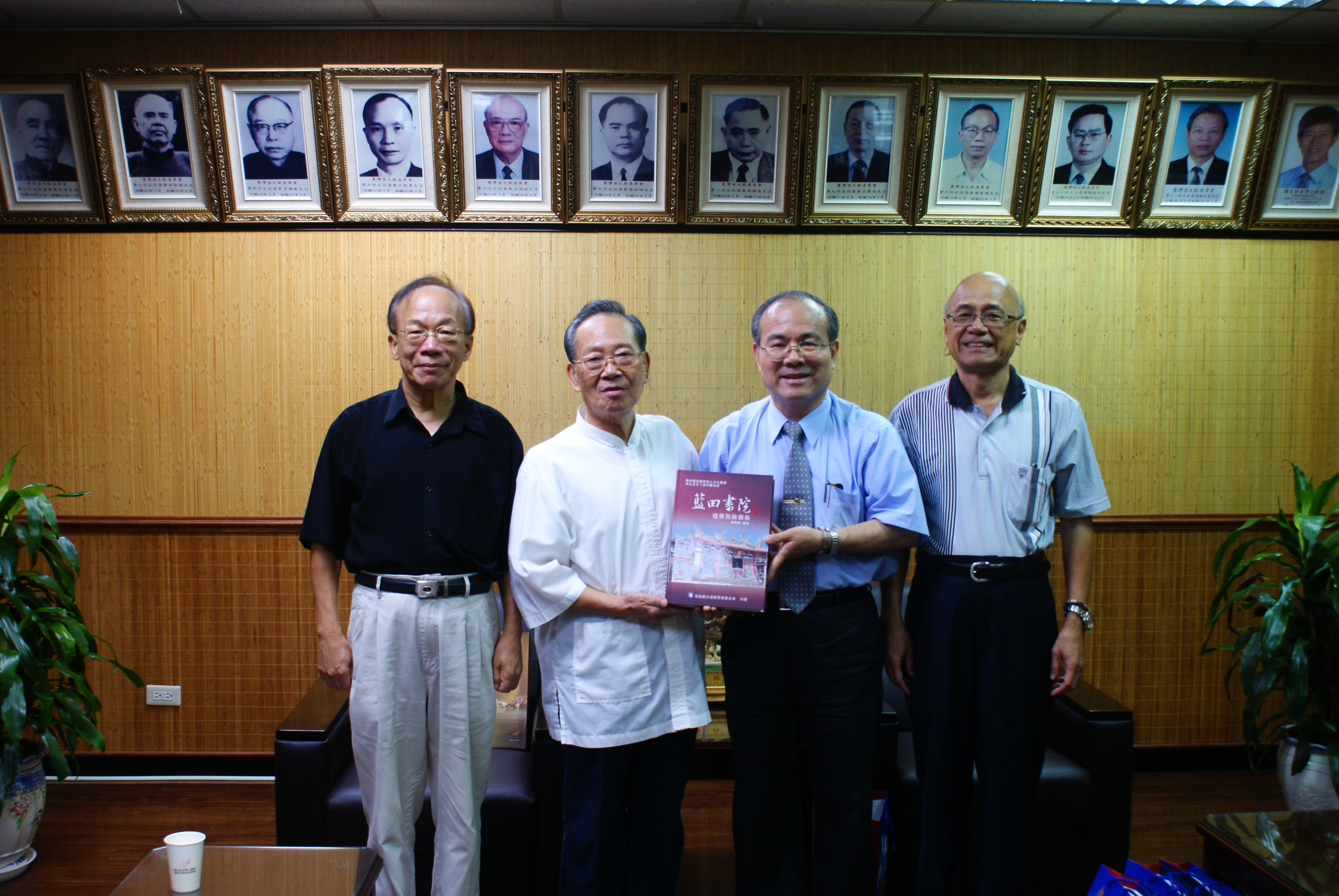 藍田書院歐主任委員（左2）親自致送《藍田書院建築裝飾藝術》等書