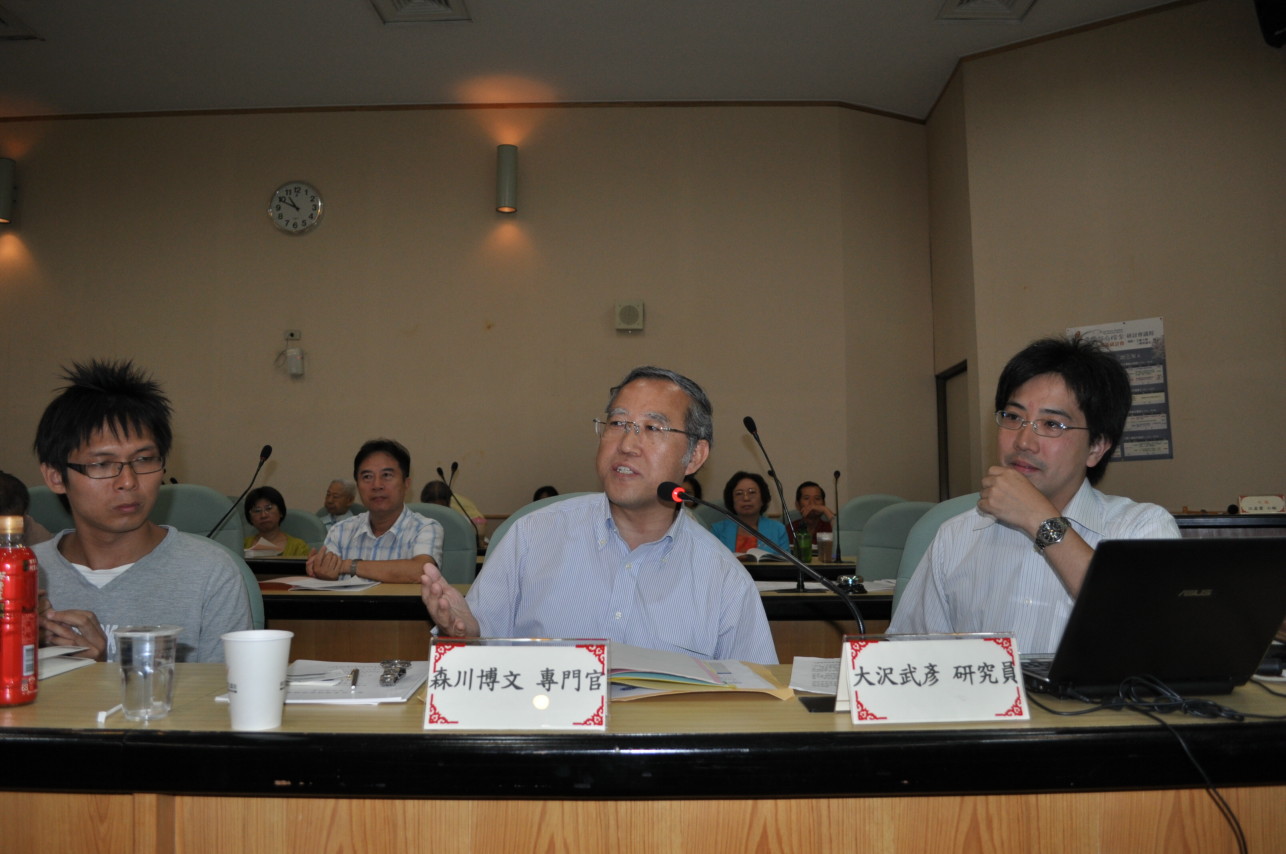 圖4:第六屆臺灣總督府檔案學術研討會中亞洲歷史資料中心資料情報專門官森川博文(中)進行專題演講