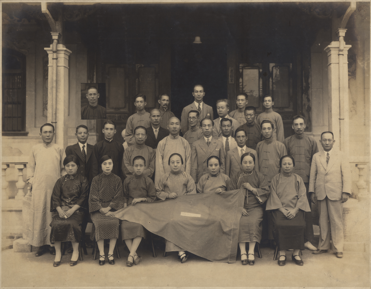 圖4：昭和7年（1932年）11月9日霧峰一新會會旗，於當日高掛在會館，照片中前排右二呂裕（林其賢妻）、右三楊桂鶯（林春懷妻）、右四楊水心（林獻堂妻）、右五林吳帖（林資彬妻）。(郭双富先生提供)