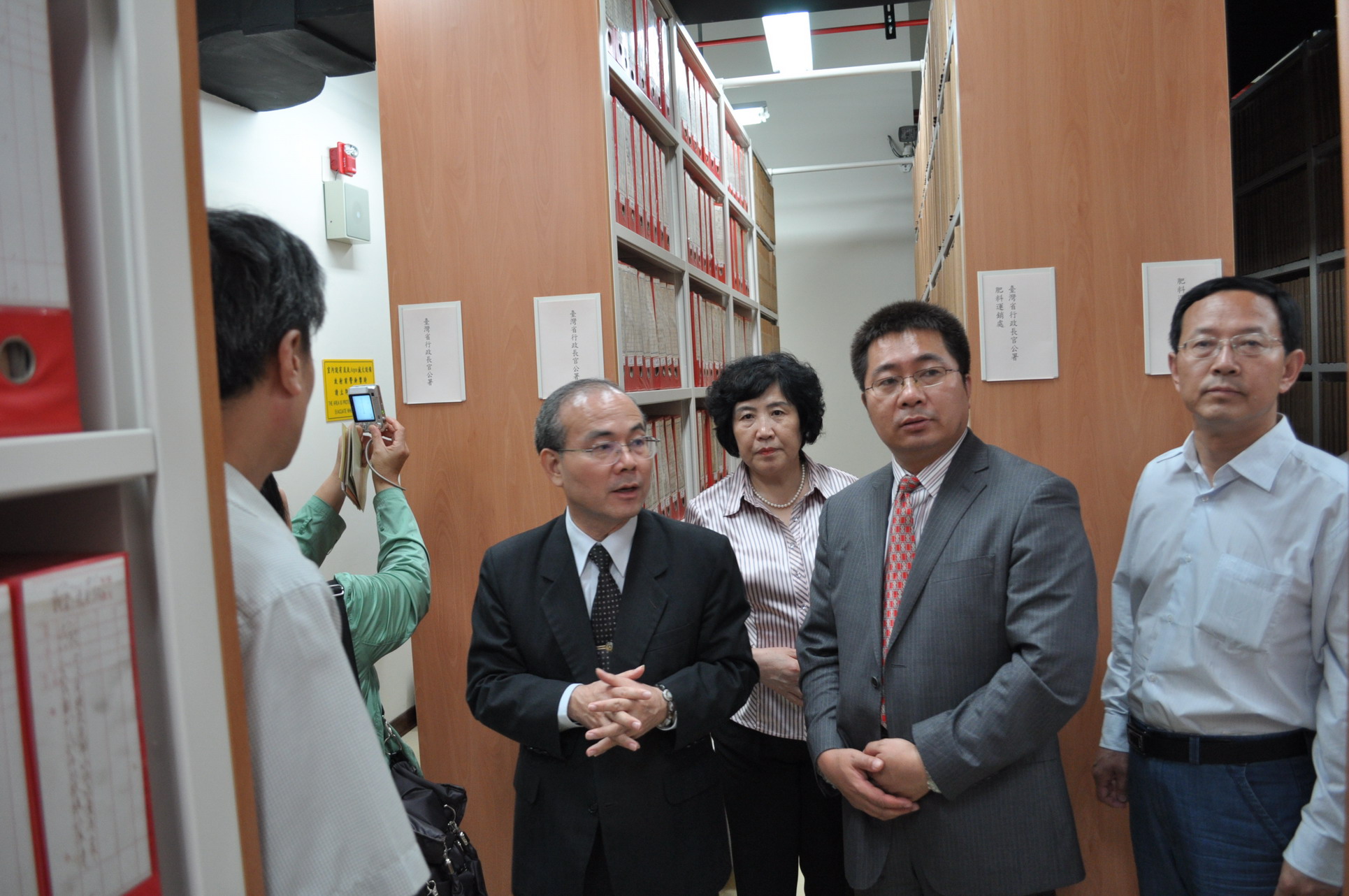 本館林館長金田陪同參訪團參觀圖書室
