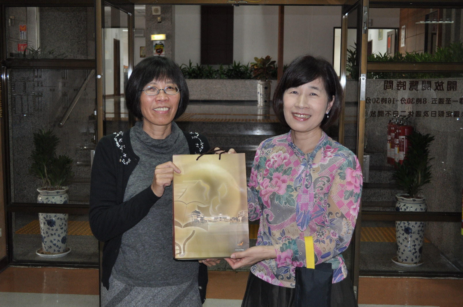 本館整理組簡組長秀昭(右一)致贈出版品