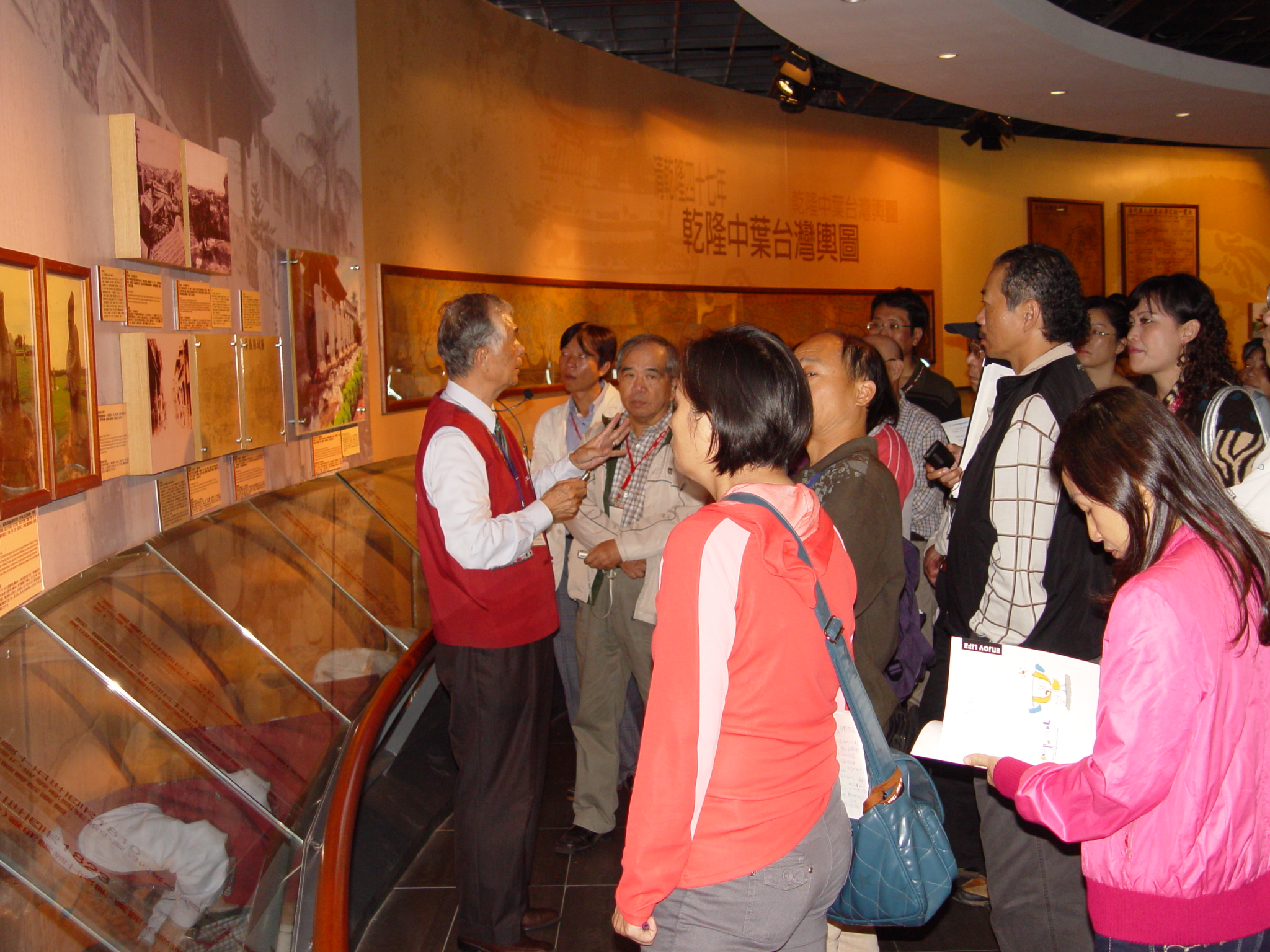 張慶龍校長(左1)導覽學員參觀本館臺灣史展示室