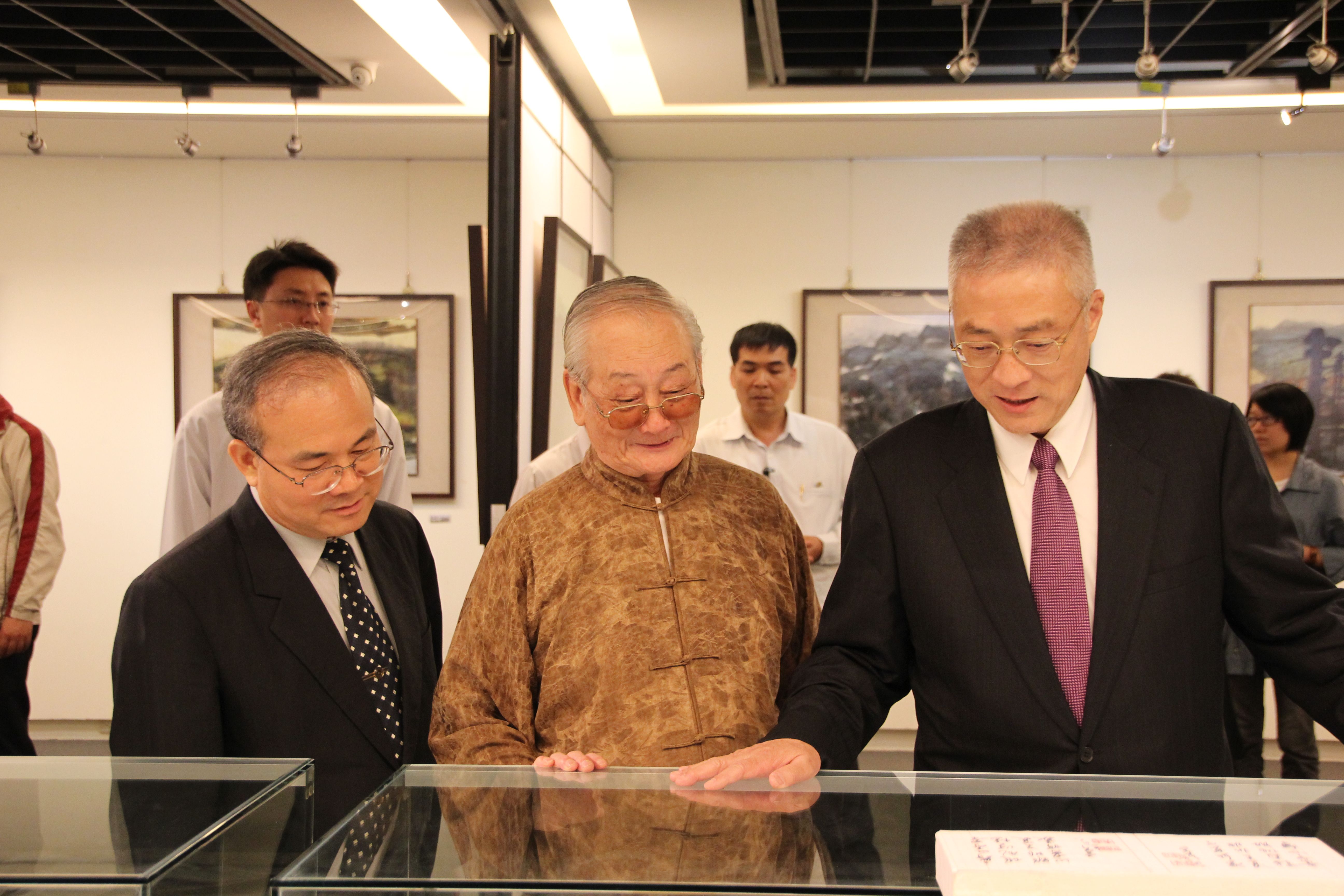 寧可老師〈中〉介紹展品，右為吳院長敦義，左為本館林館長金田