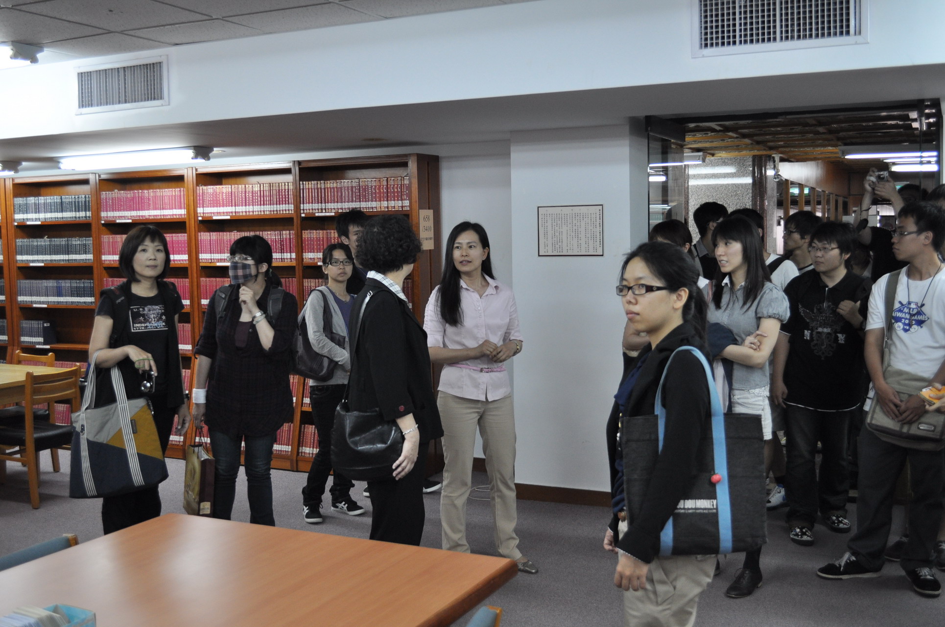國立中興大學歷史學系師生參觀中文圖書室