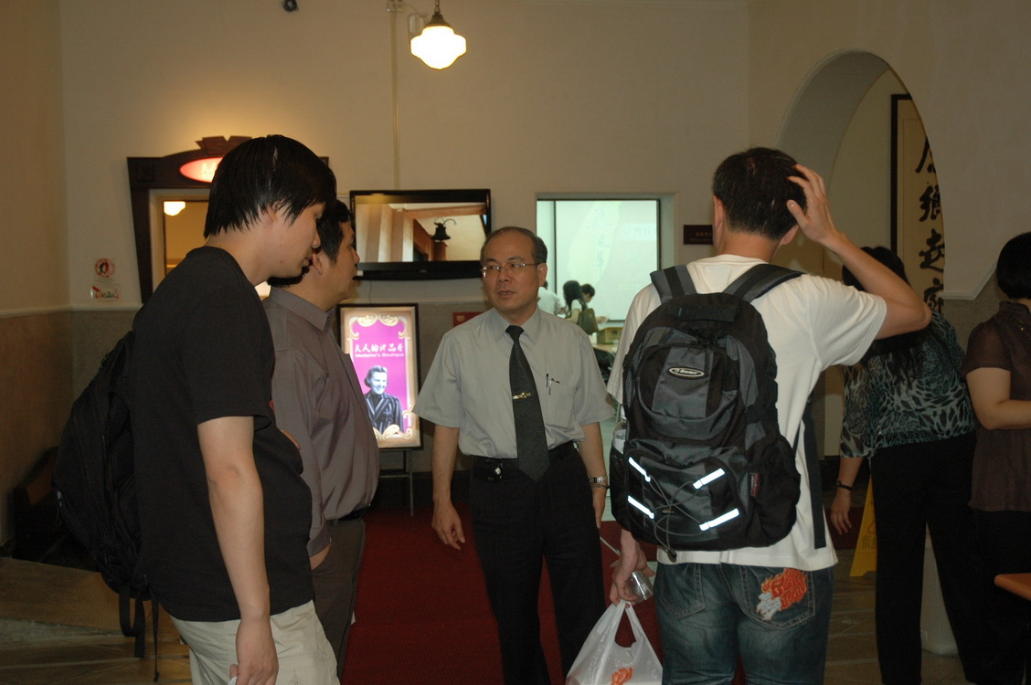 6月24日臺北記者會林金田館長向大陸新華社及人民日報記者說明特展活動內容