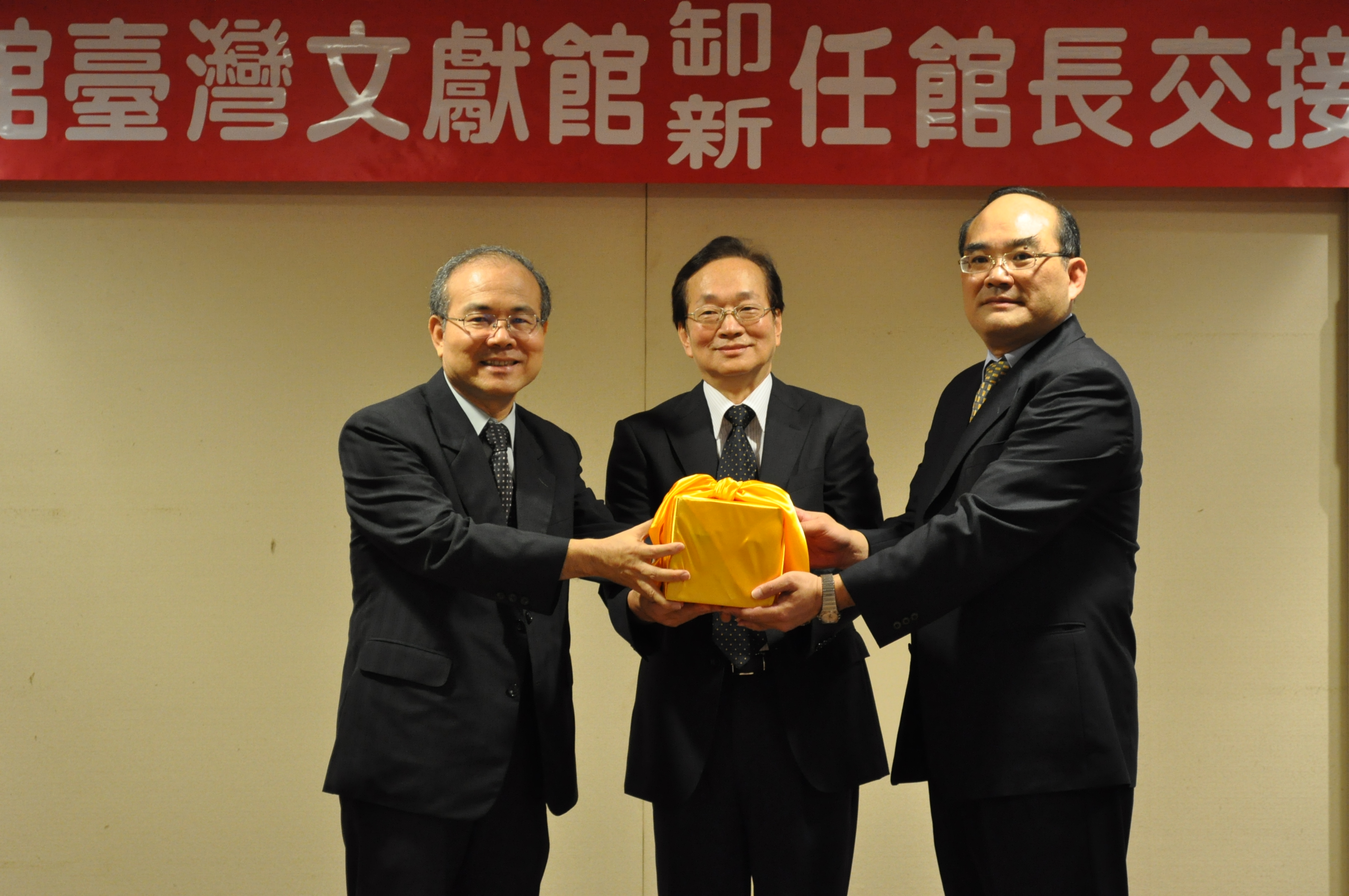 本館新任館長張鴻銘於本（100）年8月26日到職接篆