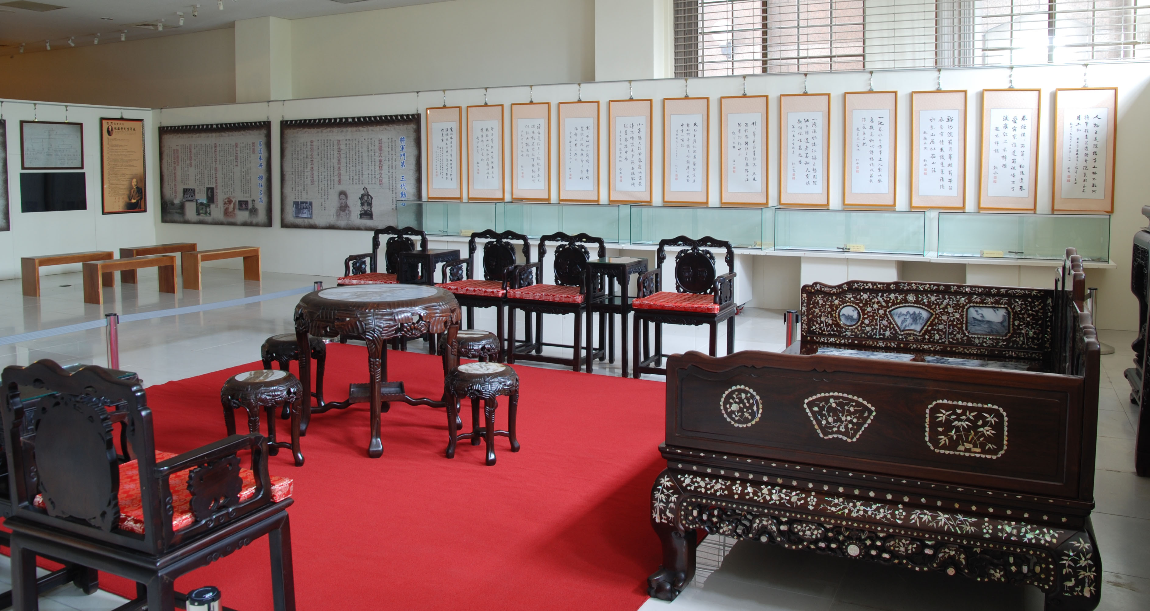 目前在國史館臺灣文獻館展出之霧峰林家特展室文物一景