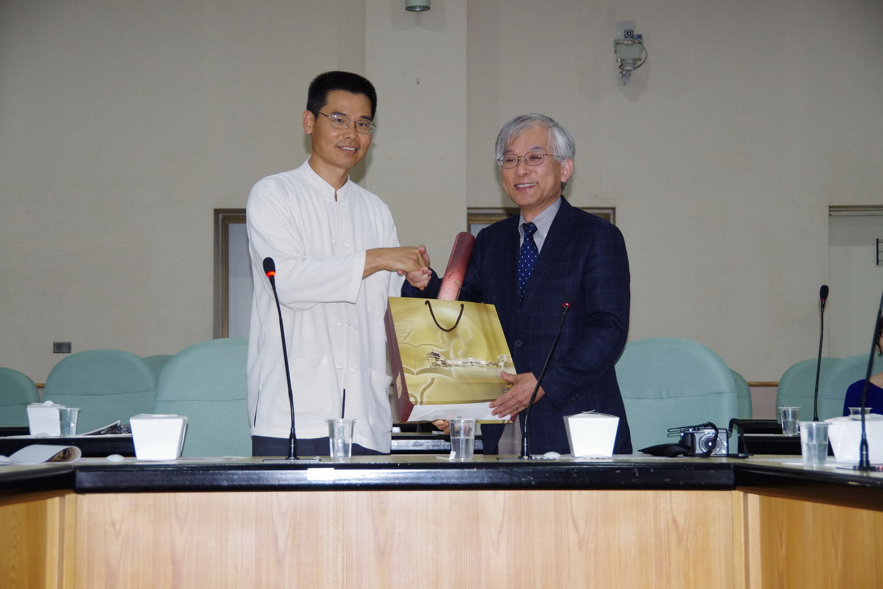 本館劉主任秘書澤民(左)贈送安藤正人教授(右)本館出版品