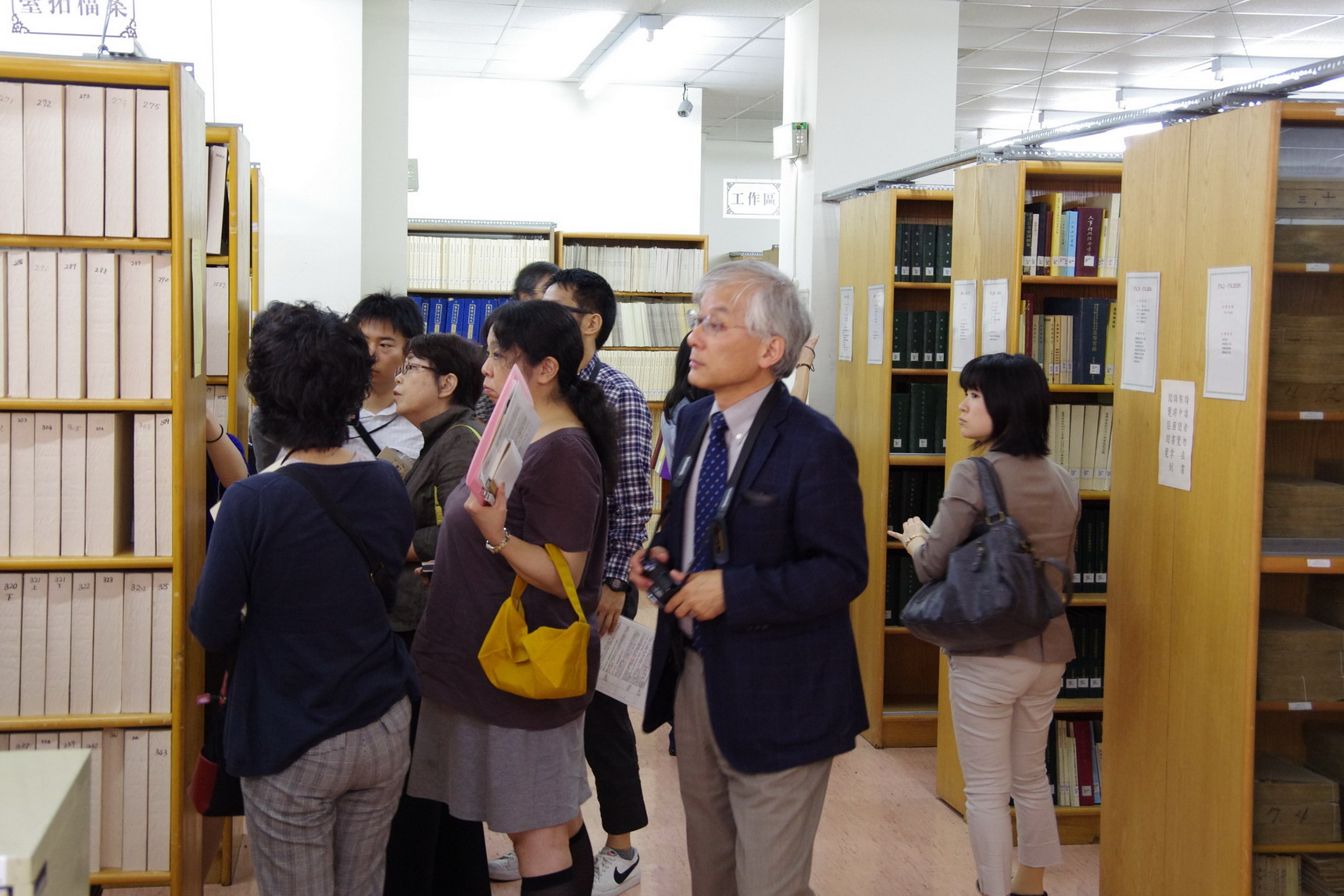 日本學習院大學檔案學研究所師生參觀日文圖書室