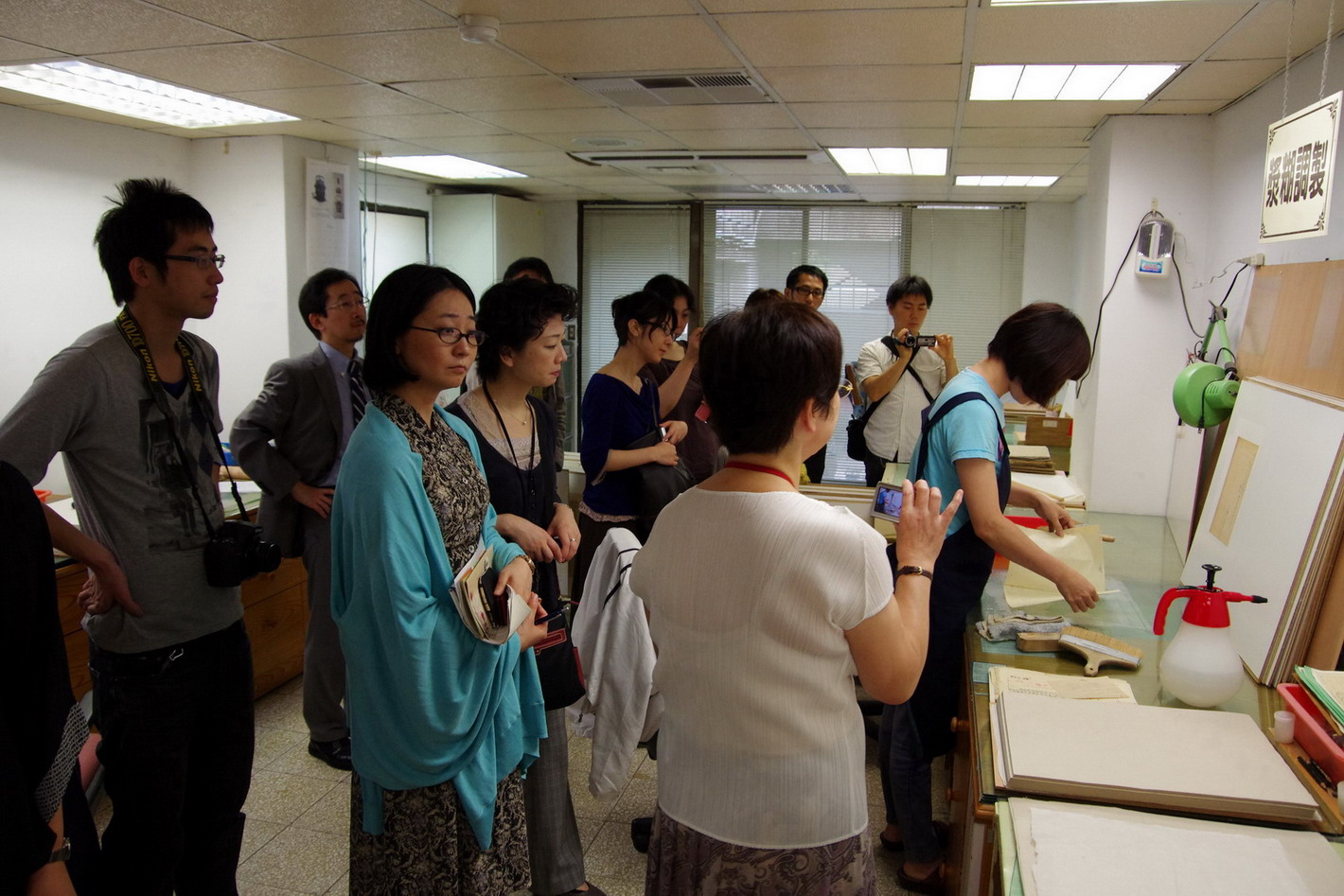 日本學習院大學研究所師生觀摩檔案裱褙修護