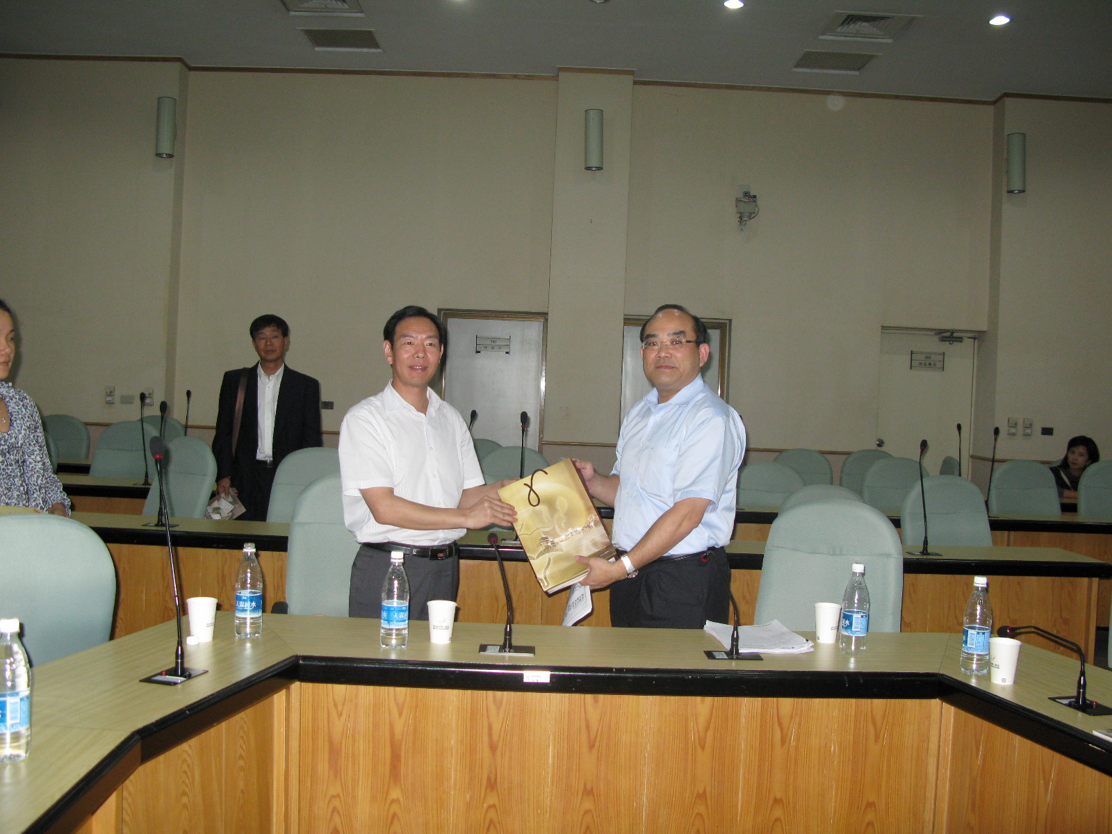 本館張館長鴻銘(右)與常州檔案學會李理事長傳奇(左)互贈紀念品