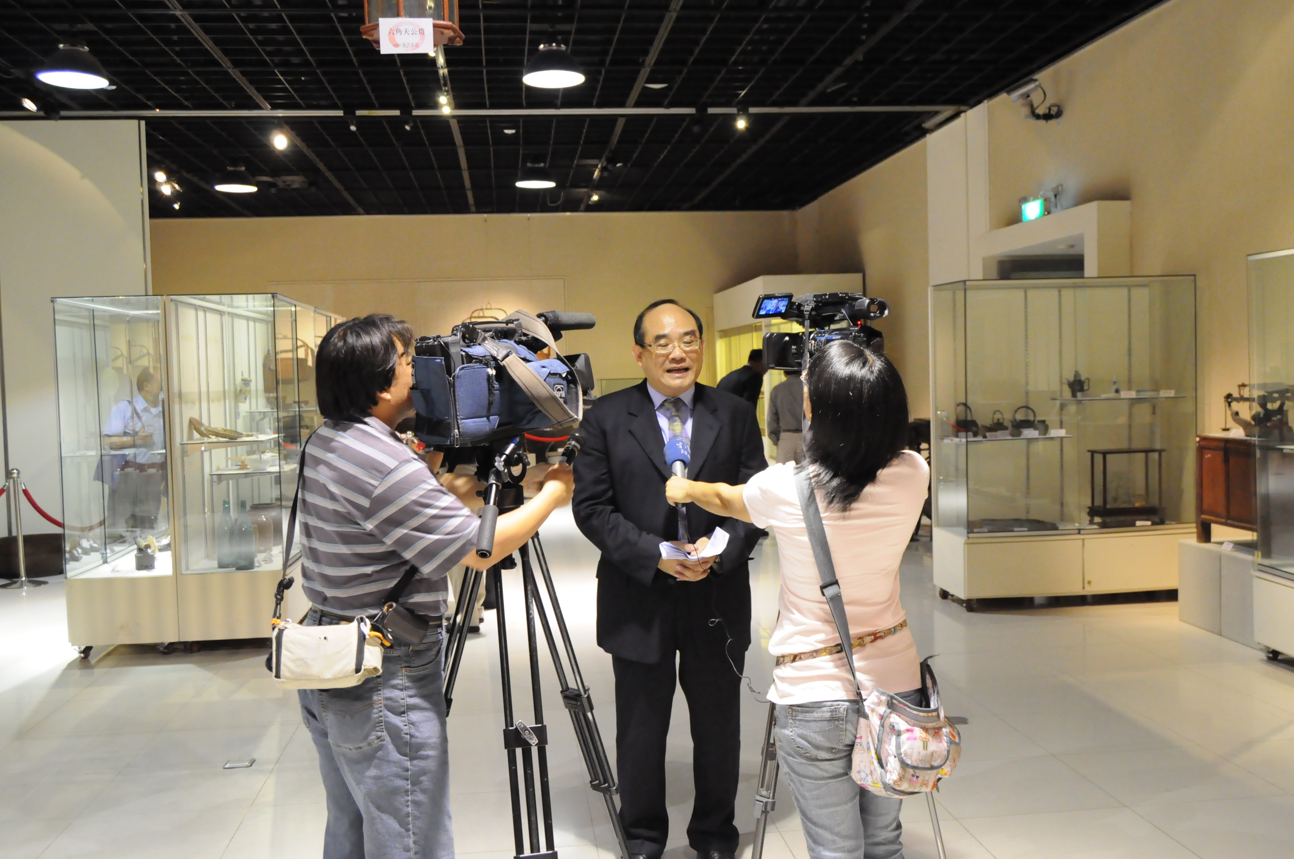 捐贈情緣展 開幕式展場參觀記者採訪張館長鴻銘