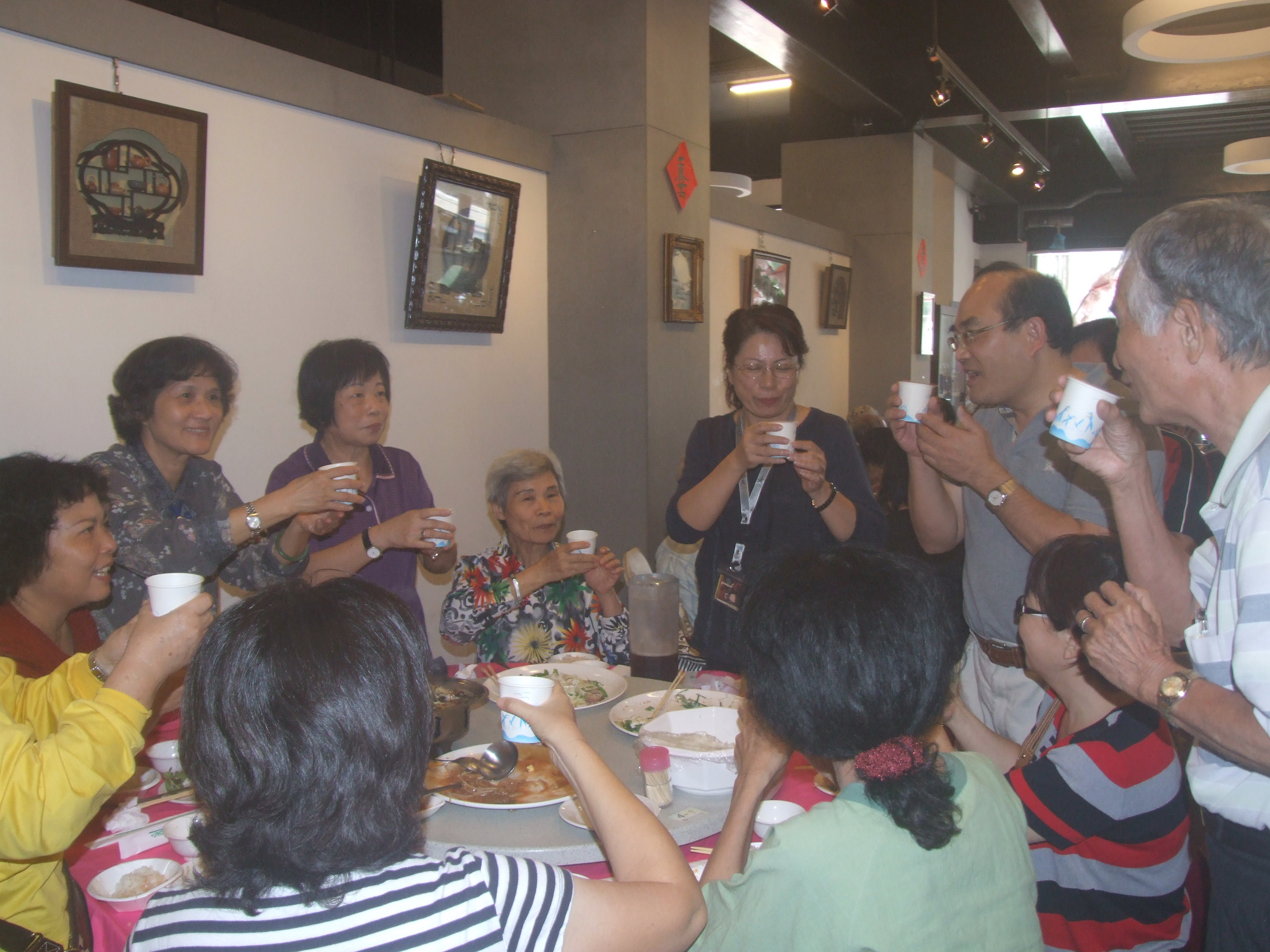 本館張館長鴻銘及志工隊張總幹事慶龍率幹部們向各桌志工們致意，感謝平時辛苦之付出