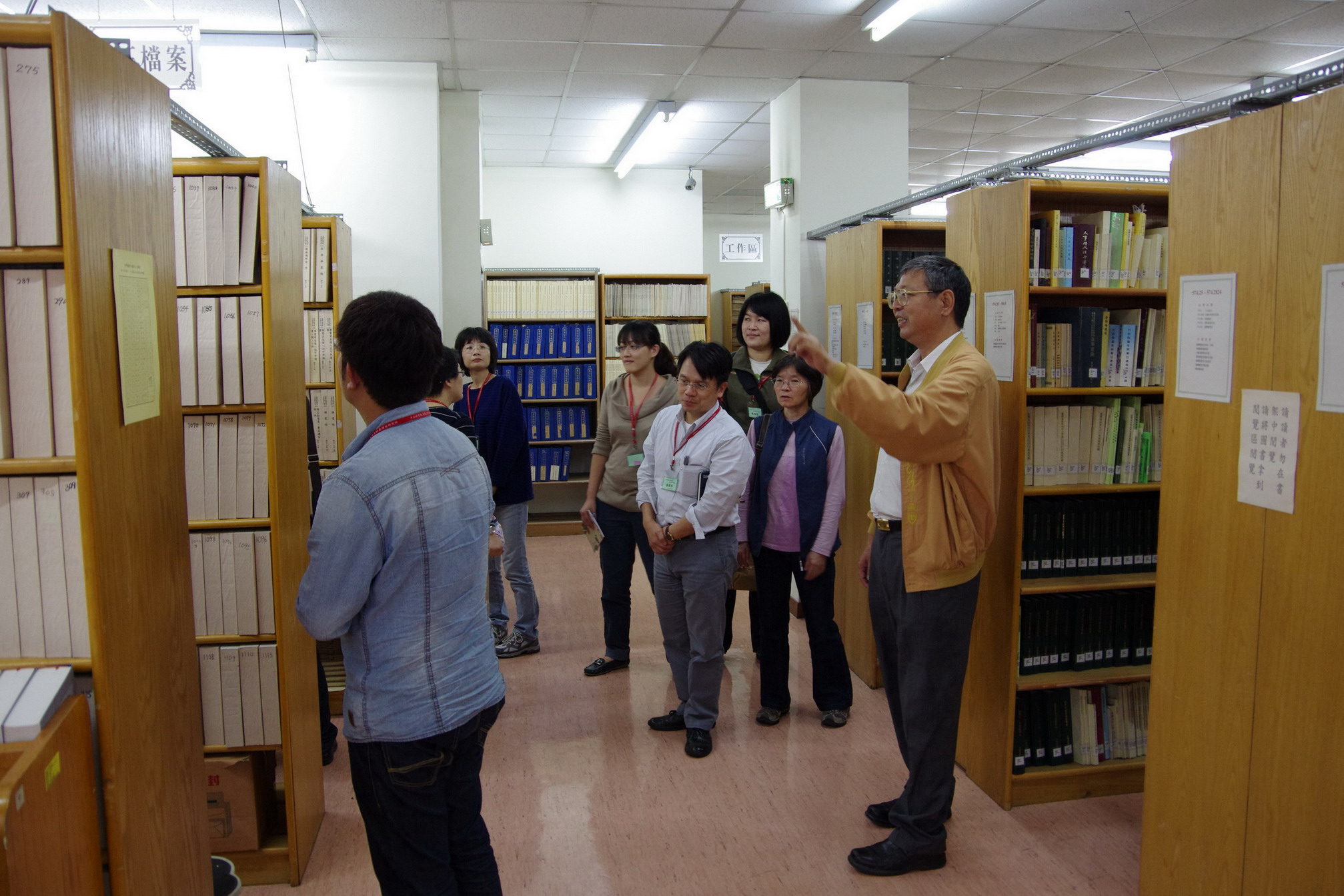 本館陳研究員文添(右1)介紹日文圖書室典藏情形