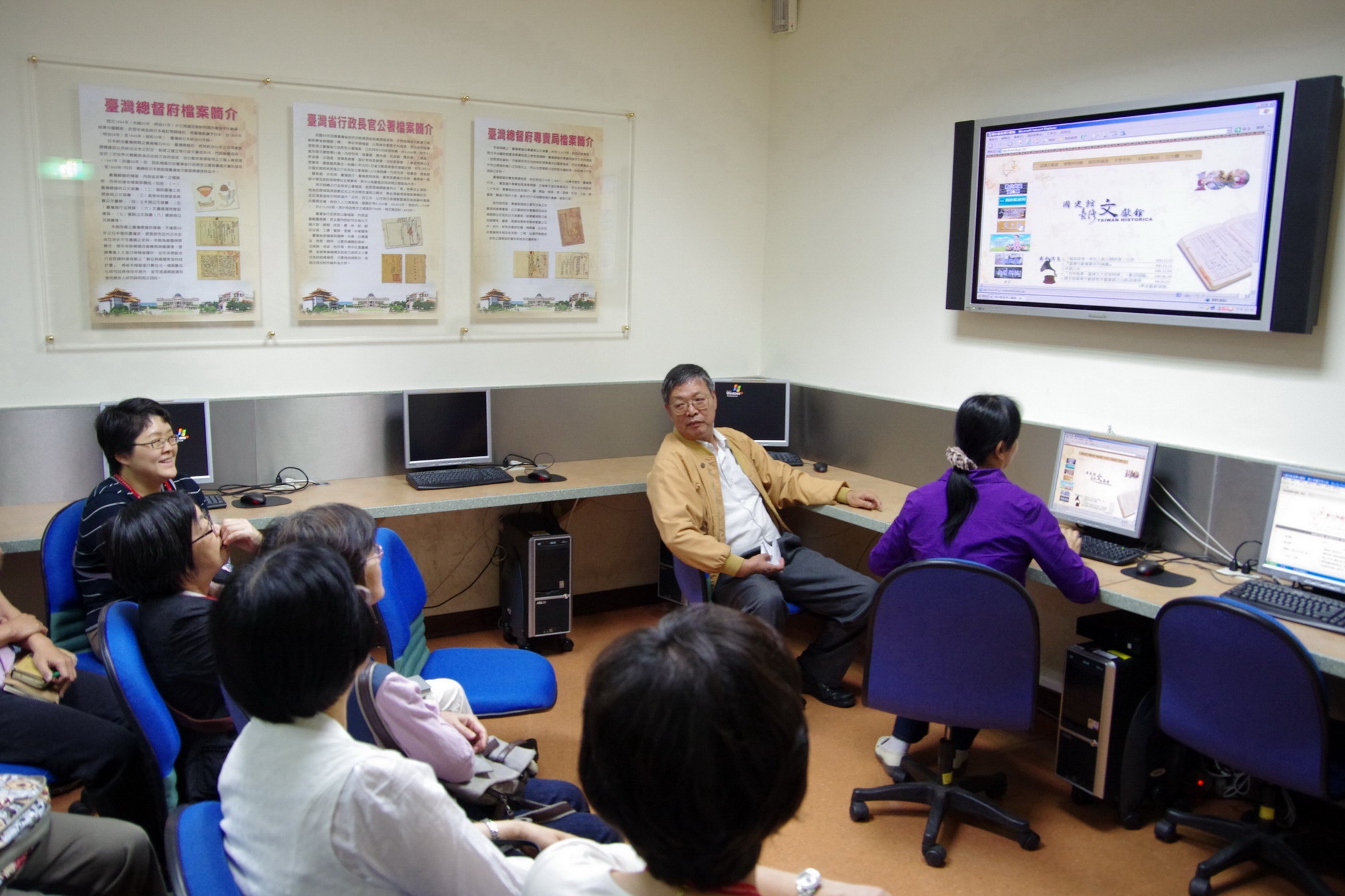 陳研究員文添(右2)介紹本館臺灣總督府檔案等數位整合查詢系統