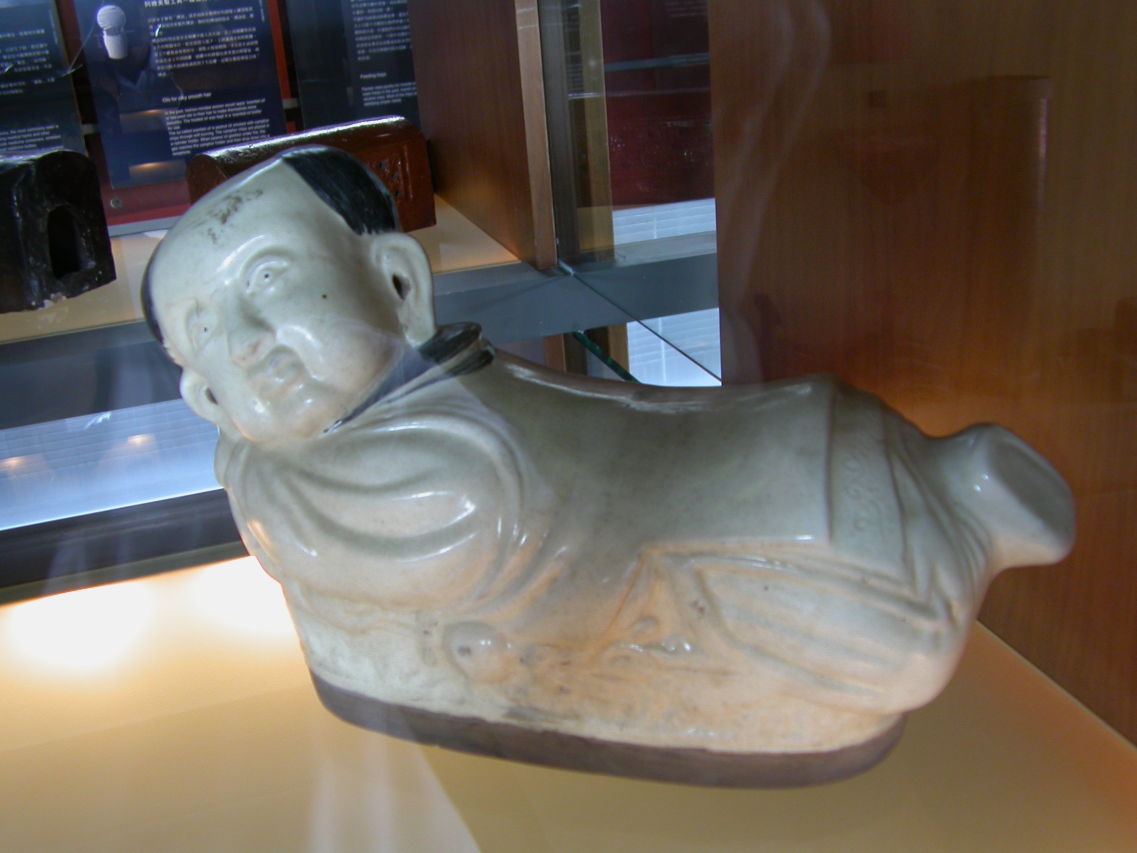 人形瓷枕（鶯歌陶瓷博物館藏 李駿濤拍攝）