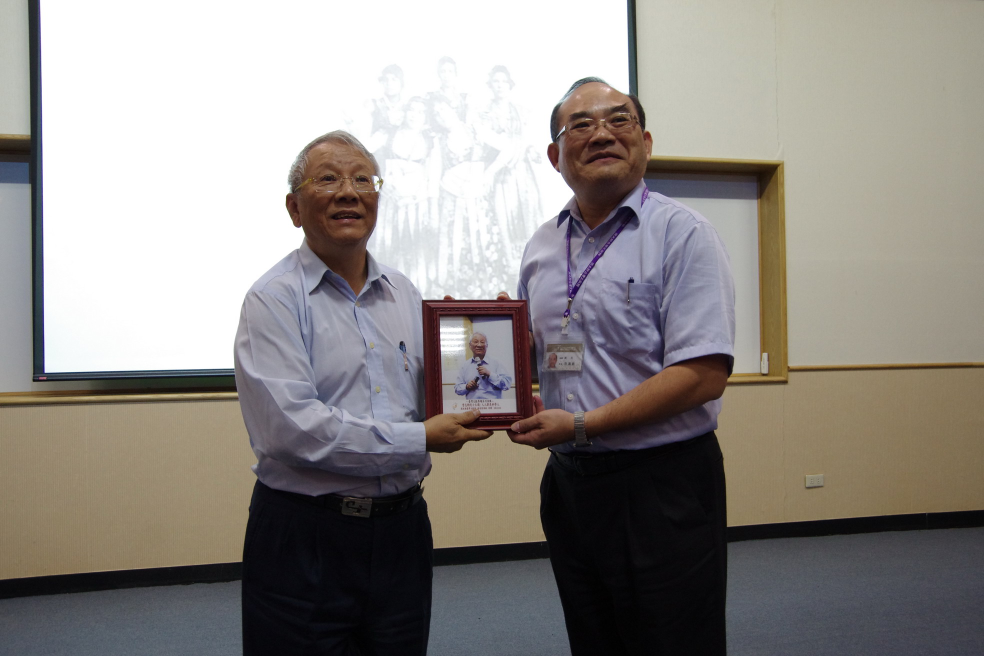 張館長鴻銘(右一)致贈曾院士志朗演講照片