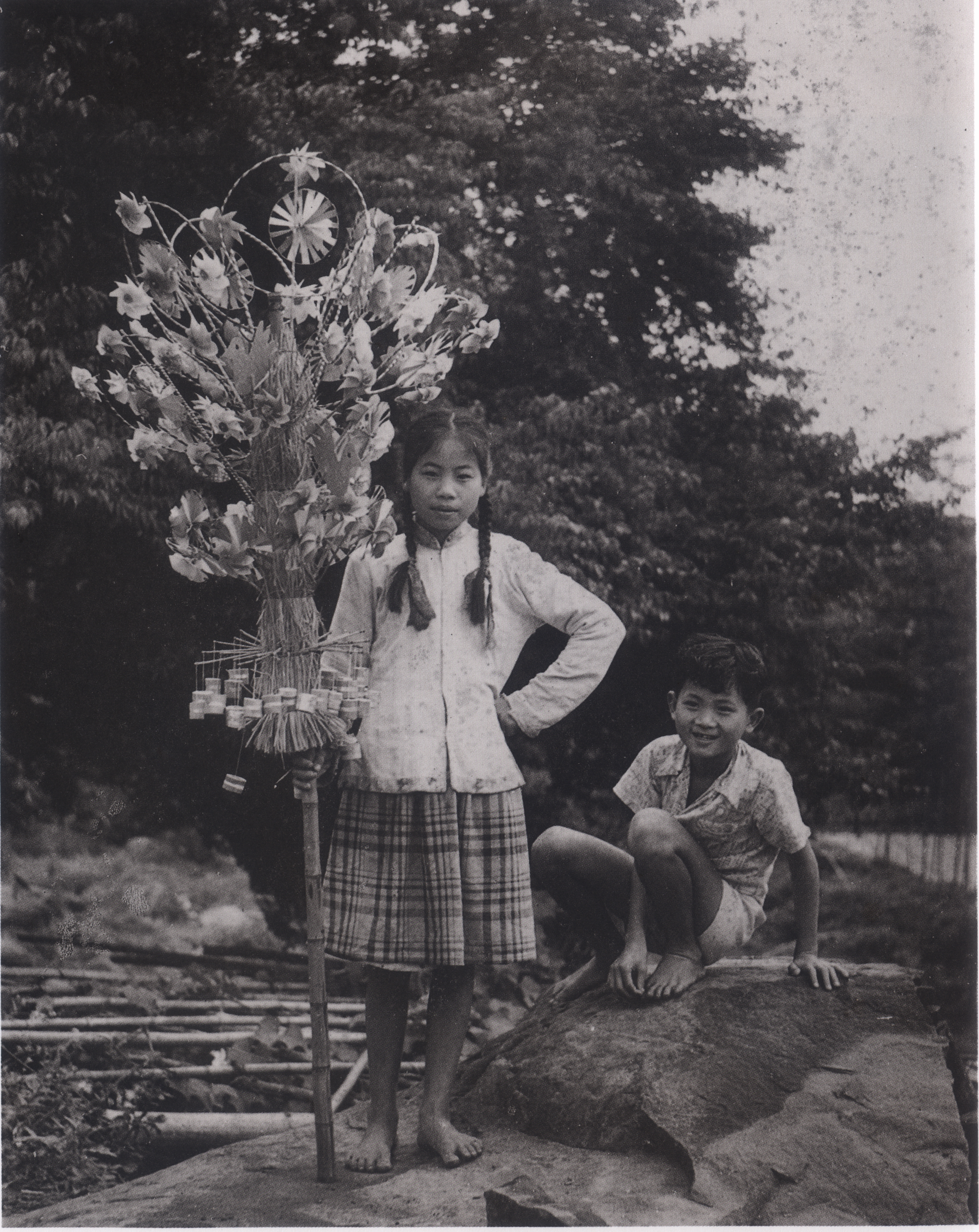 賣童玩的小孩子，賣的童玩有風吹輪與啞巴蟬，攝於民國40年代末。（鹿谷天主堂提供）