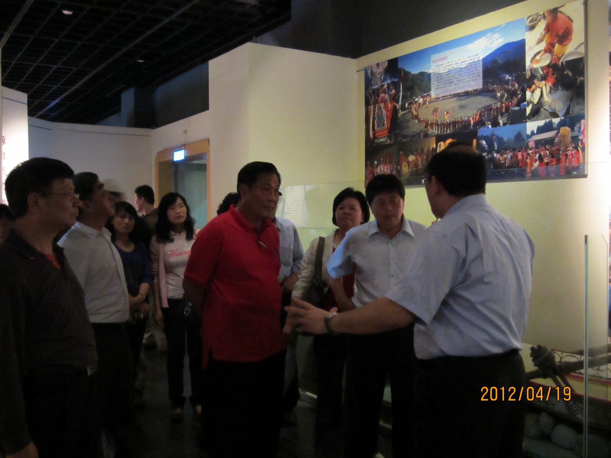 本館張館長鴻銘(右一)，親自為議員解說導覽