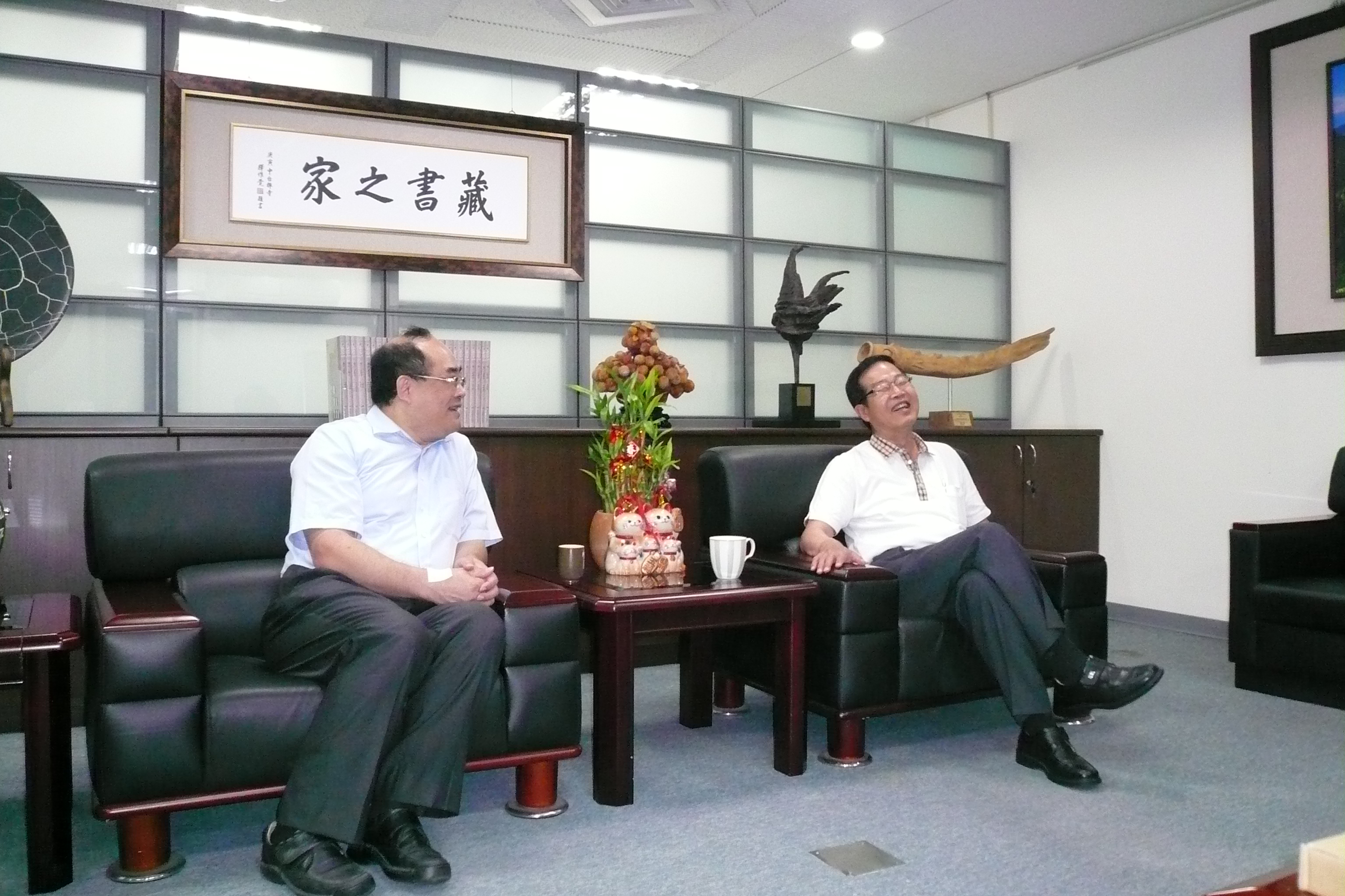 張館長（左）與李縣長（右）相談甚歡