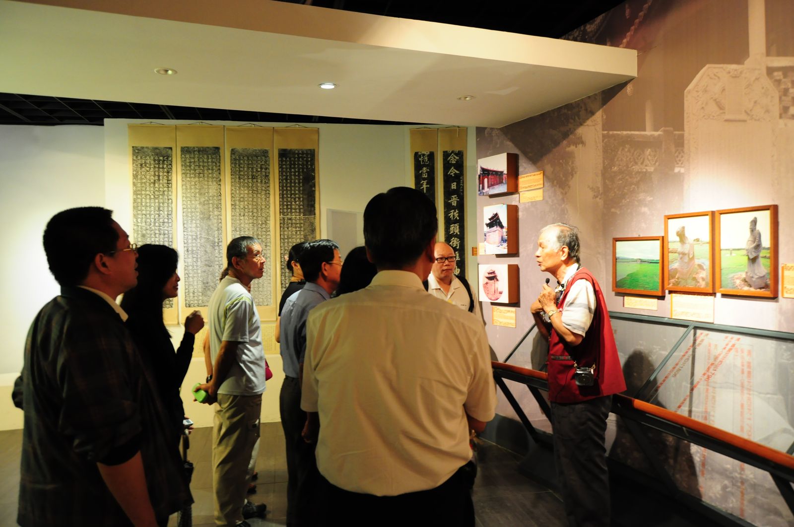 研習營學員參觀本館展覽室，部分學員由志工張慶龍先生解說導覽