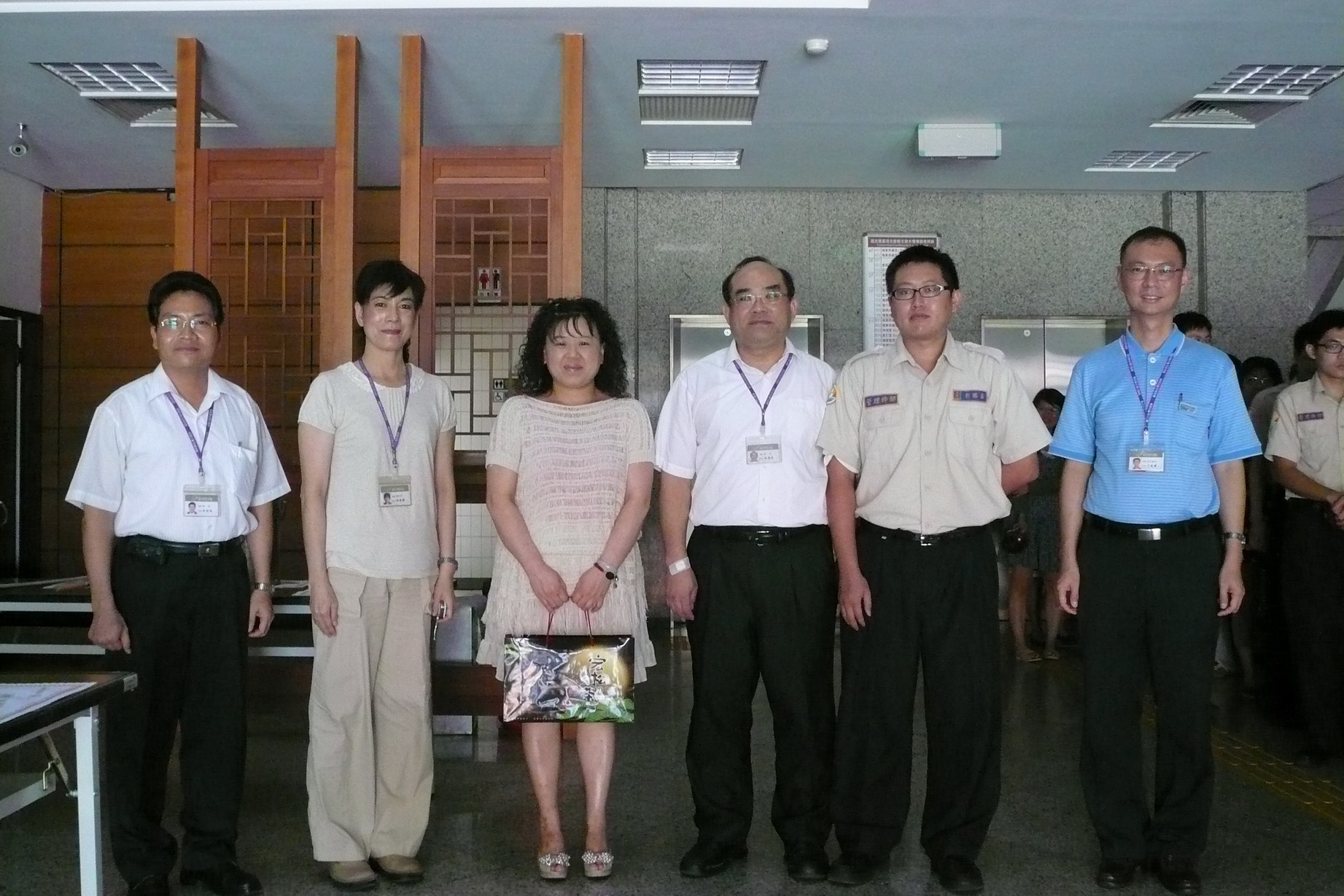 本館張館長鴻銘（中）與胡怡品小姐（左三）、王主任秘書希智（右一）、會計室隋主任德蘭（左二）、林組長明洲（左一）及退伍替代役彭勝昌（右二）等合影