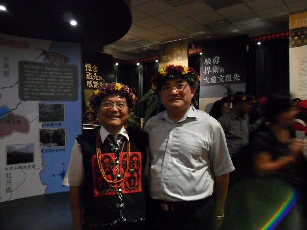張館長鴻銘（圖右）受邀參加「遙吟、榮耀 獅子鄉大龜文古文物返鄉特展」開幕式，在展場內與行政院原住民族委員會文化園區管理局鍾局長興華（圖左）合影