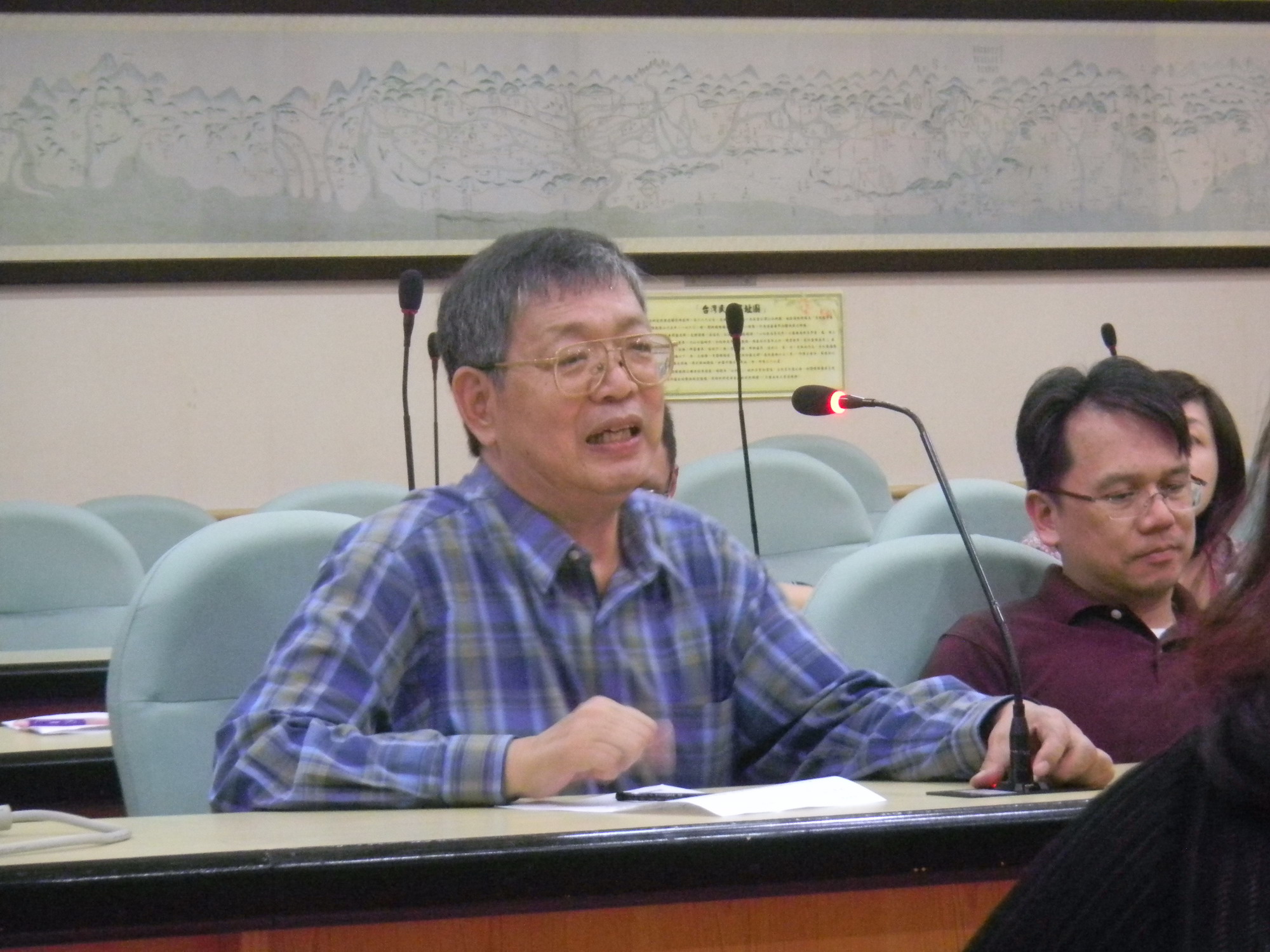 本館陳研究員文添(左)介紹檔案查詢系統