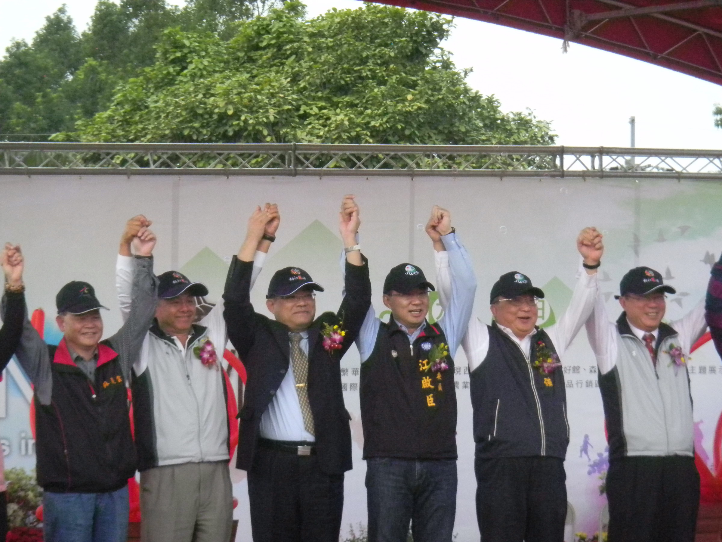 張館長鴻銘(左3)與開幕活動來賓臺中市胡市長志強(右2)、江立委啟臣(右3)於舞臺上合影