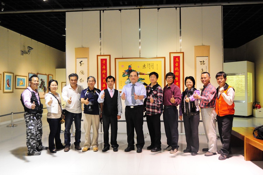 張鴻銘館長與臺中市民俗文化協會人員合影