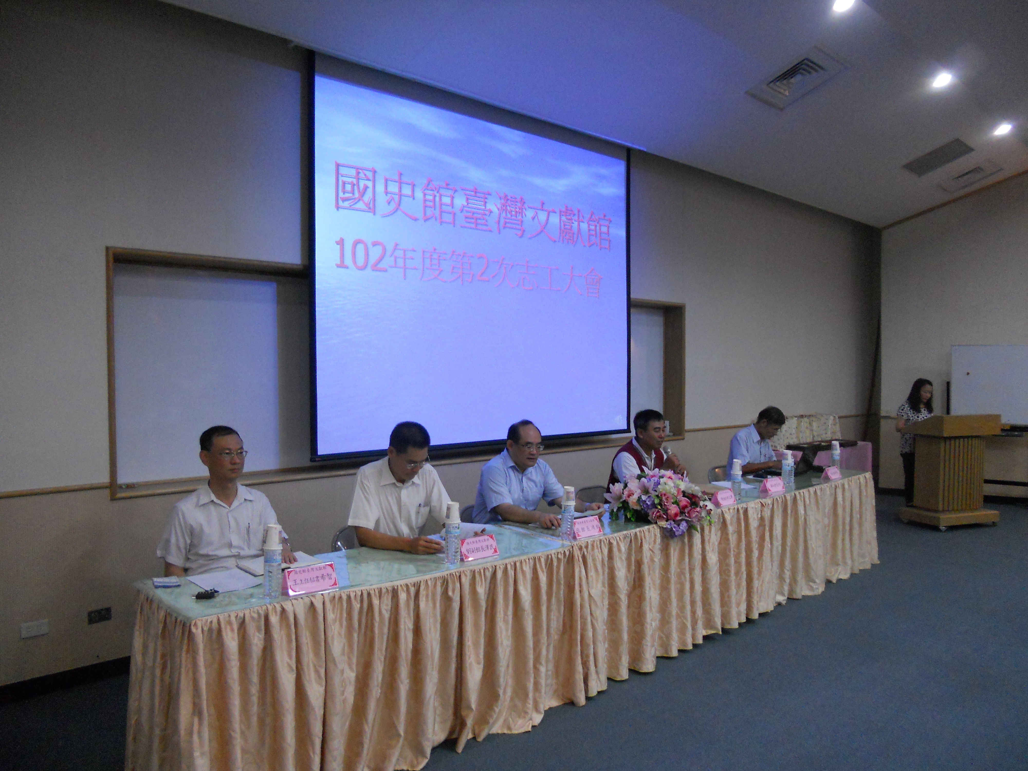 圖三：本館志工隊陳文筆總幹事(右2)主持志工大會