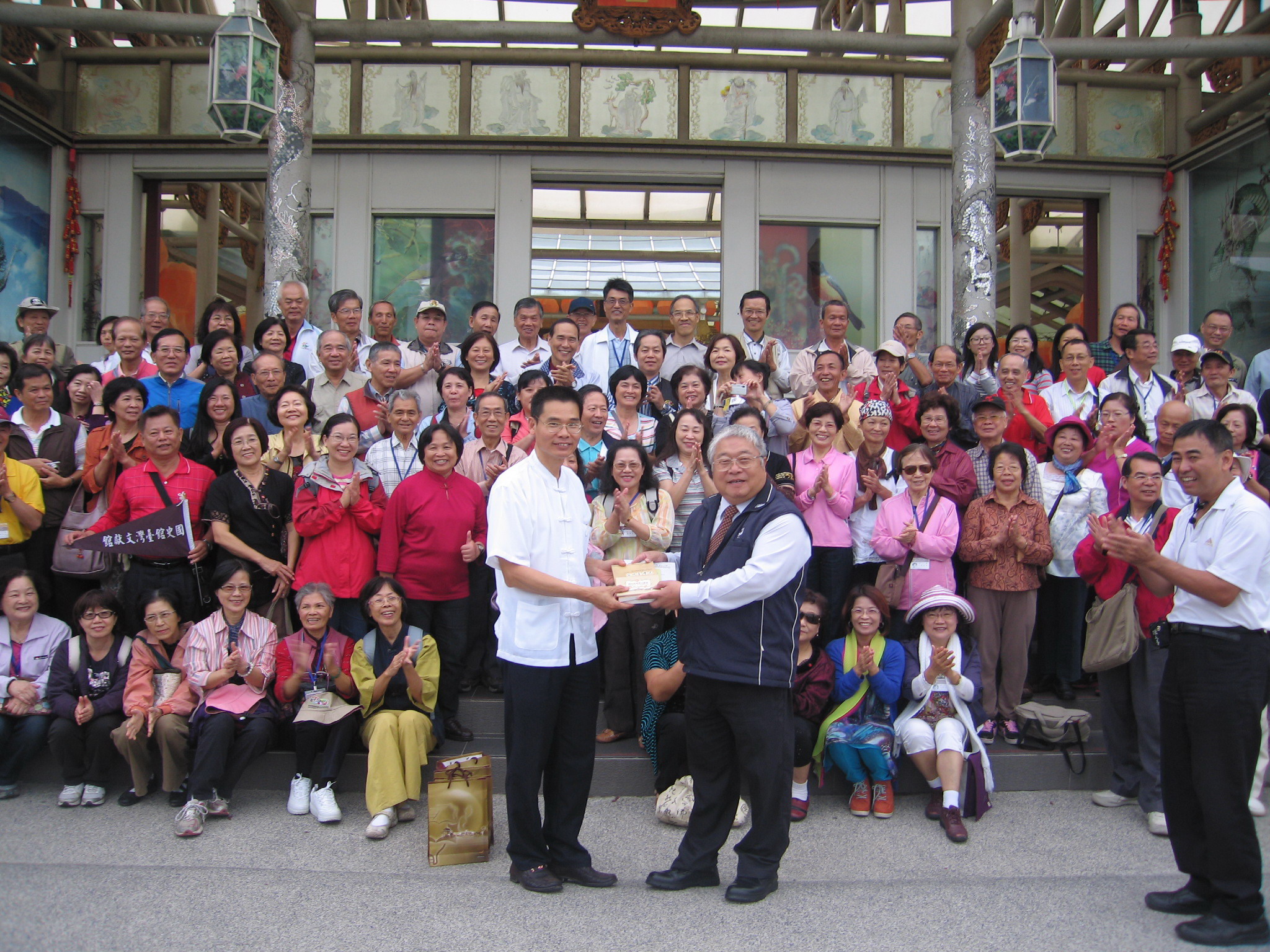圖2：臺灣玻璃館林肇睢總經理(右)與本館劉澤民副館長(左）交換紀念品並親自歡迎本館志工隊之參訪