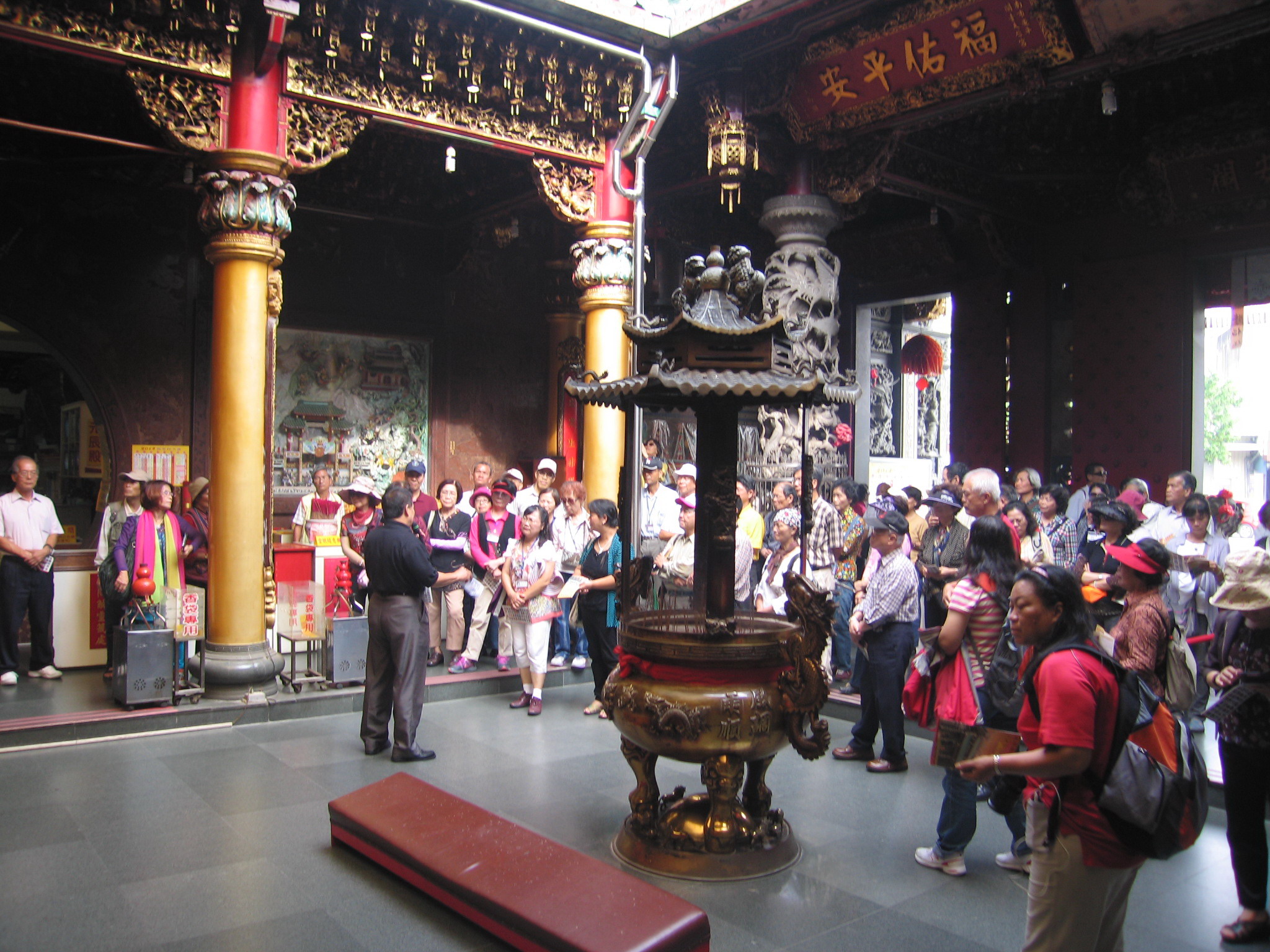 圖4：臺南市安平開臺天后宮陳宏明總幹事親切的為志工們導覽