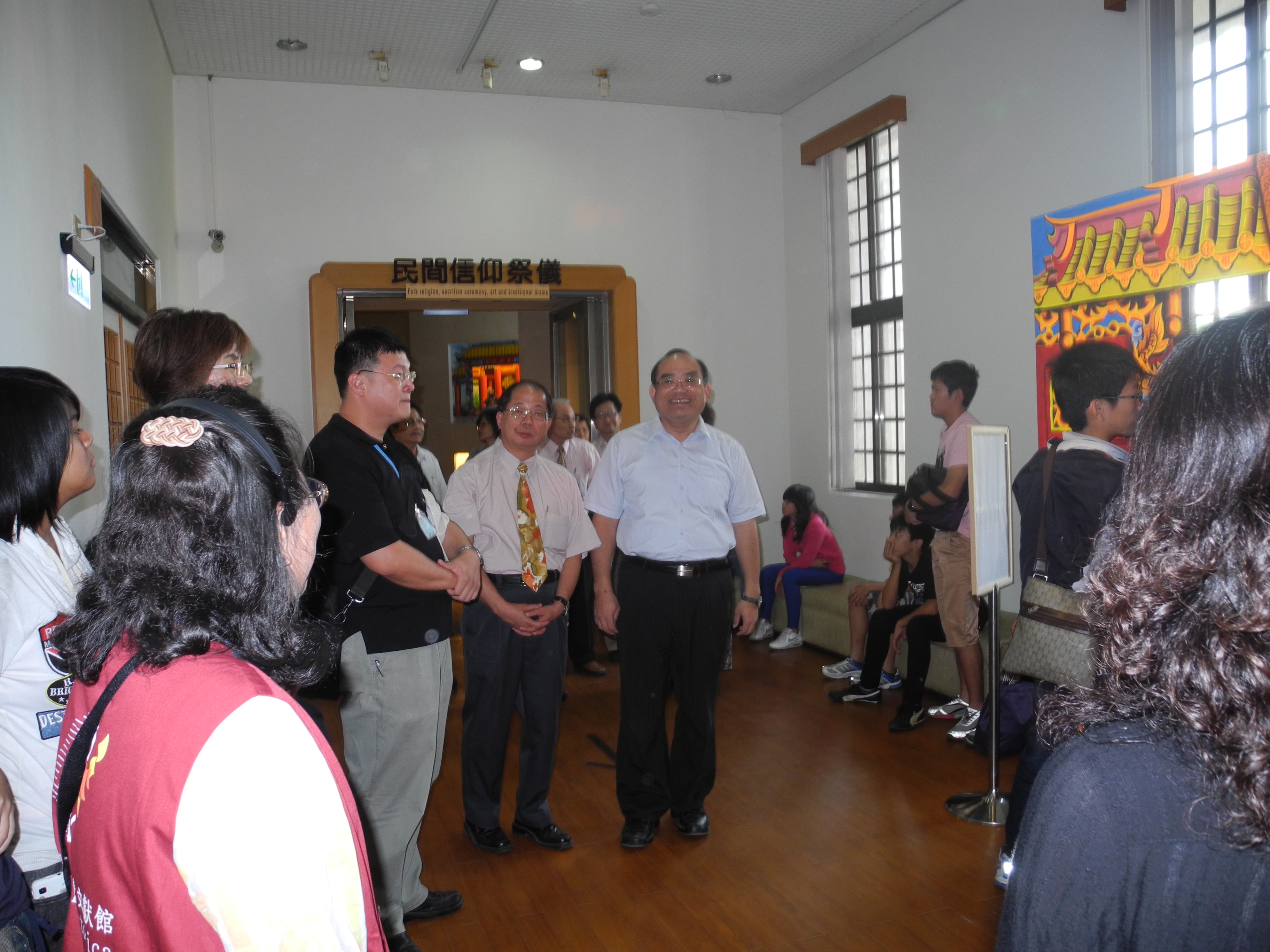 圖3：本館張鴻銘館長與立法院議政博物館黃中科副館長等一行7人參觀文物大樓展示室