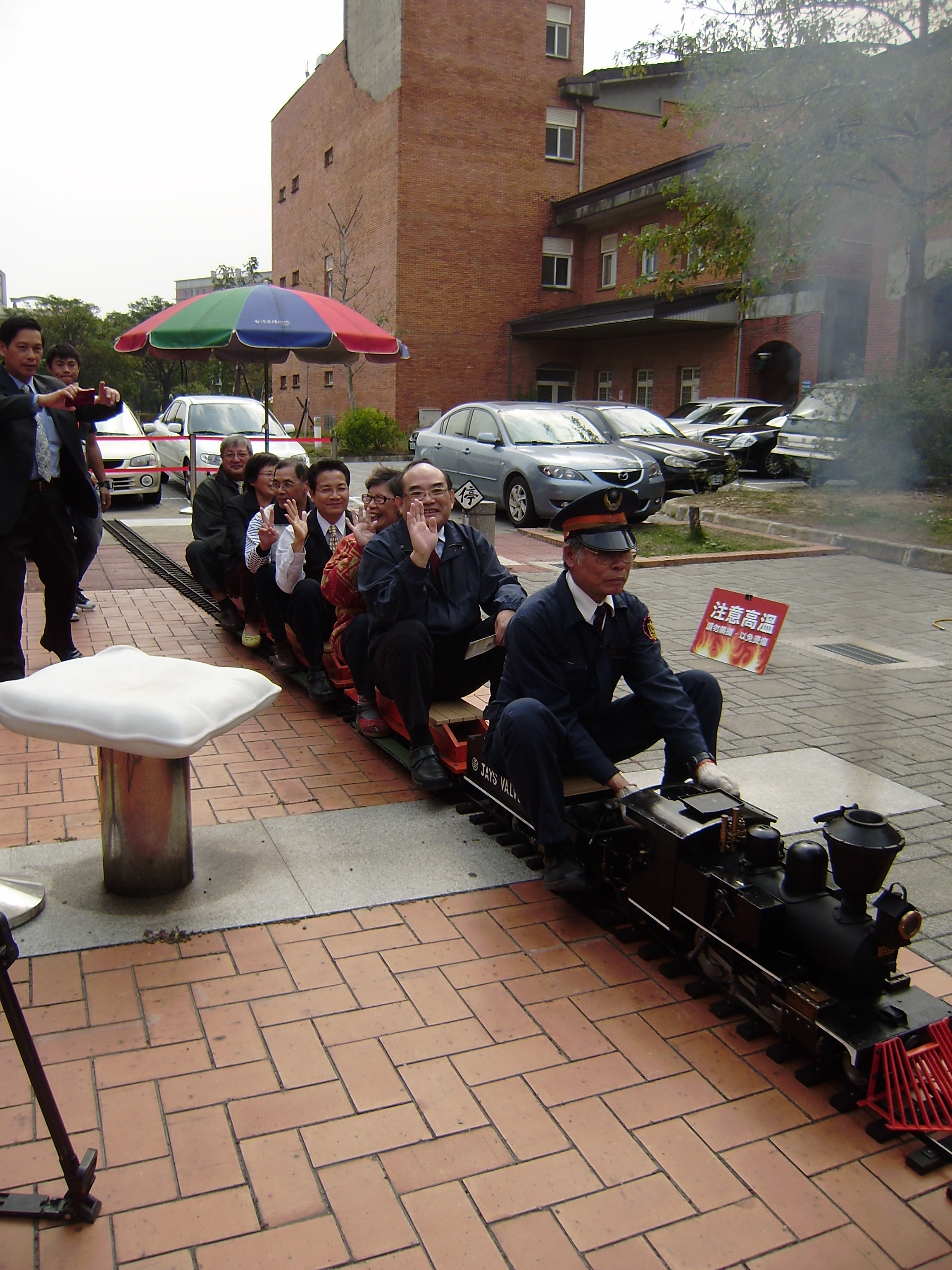 圖4：張鴻銘館長乘坐縮小八點四倍的B K10型膠式汽閥蒸汽火車體驗活動
